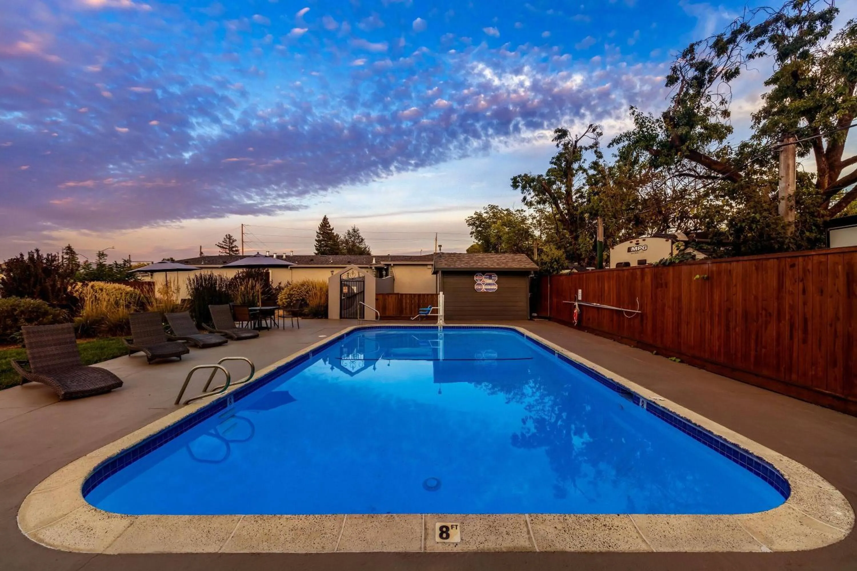 Swimming pool in Travelodge by Wyndham Santa Rosa Wine Country