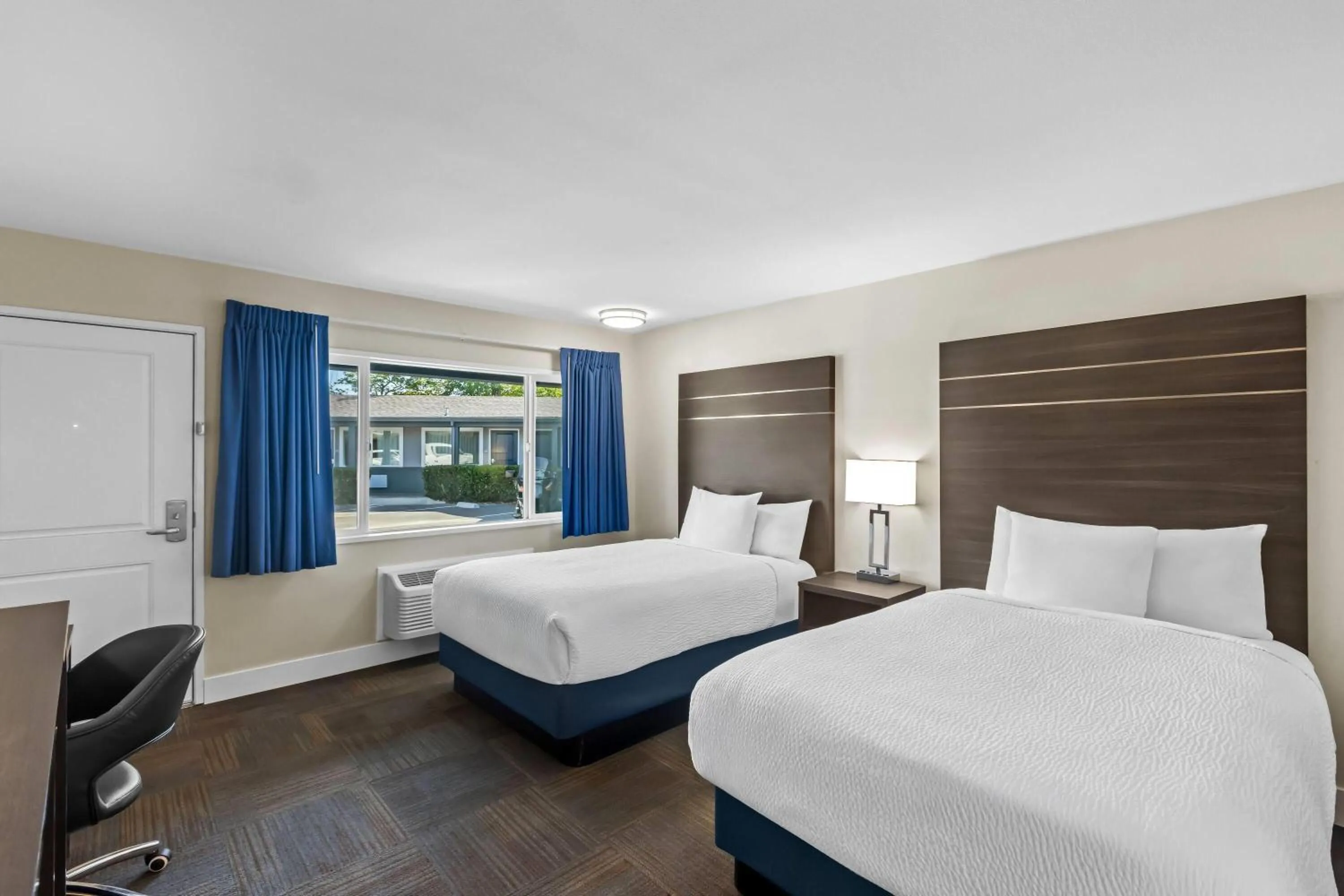 Bed in Travelodge by Wyndham Santa Rosa Wine Country