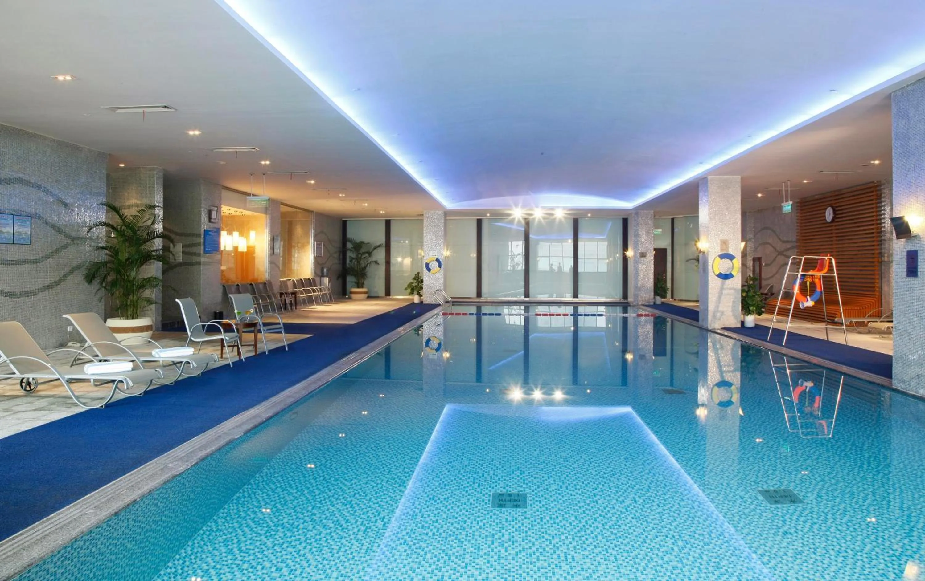 Swimming pool in Holiday Inn Xiaoshan by IHG