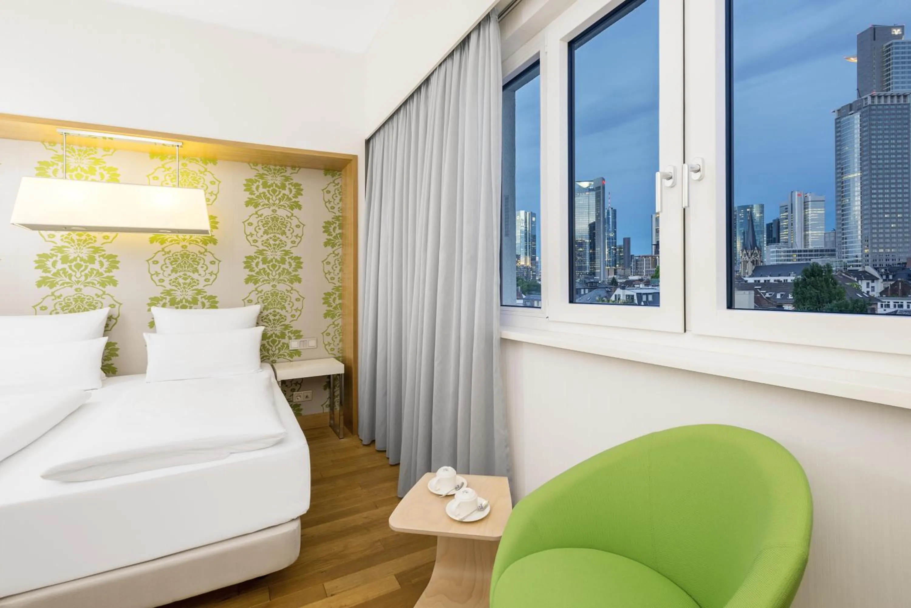 Bedroom, Bed in NH Frankfurt Messe