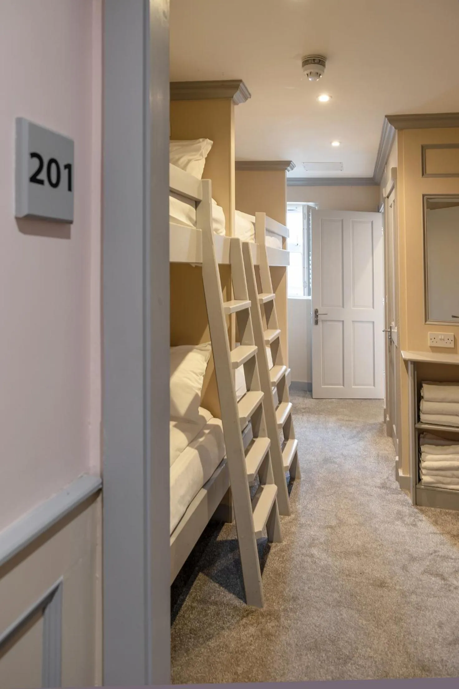 Shower, Bed in Central Station Hotel Liverpool