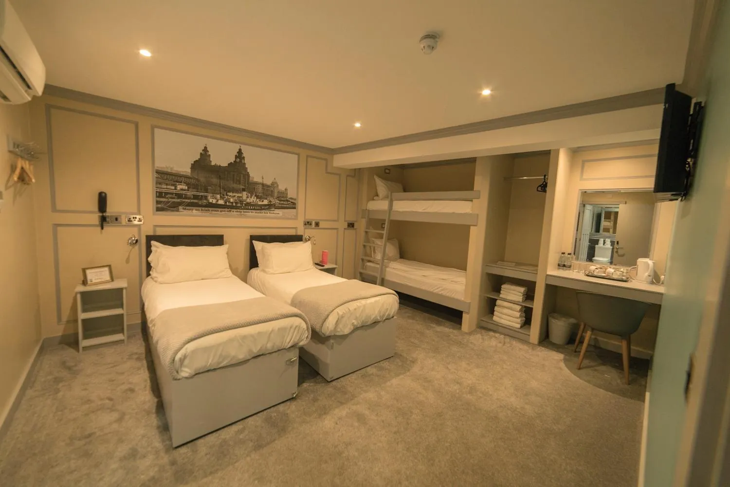 Photo of the whole room, Bed in Central Station Hotel Liverpool