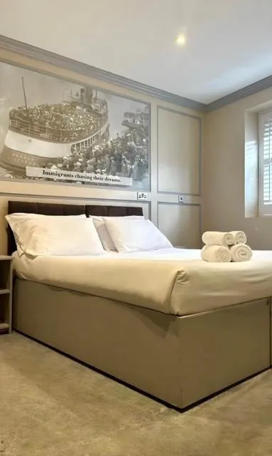 Bedroom, Bed in Central Station Hotel Liverpool