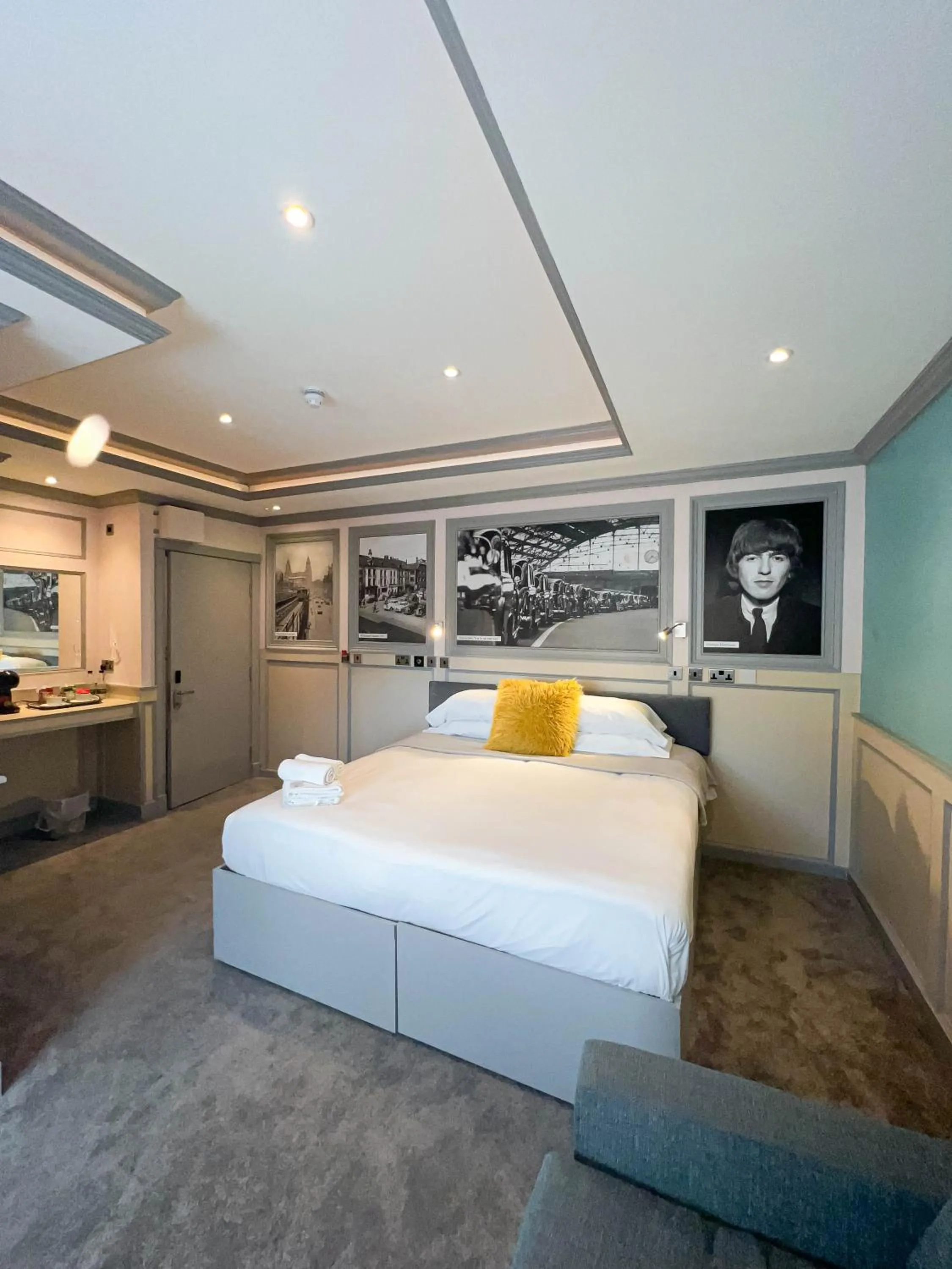 Photo of the whole room, Bed in Central Station Hotel Liverpool