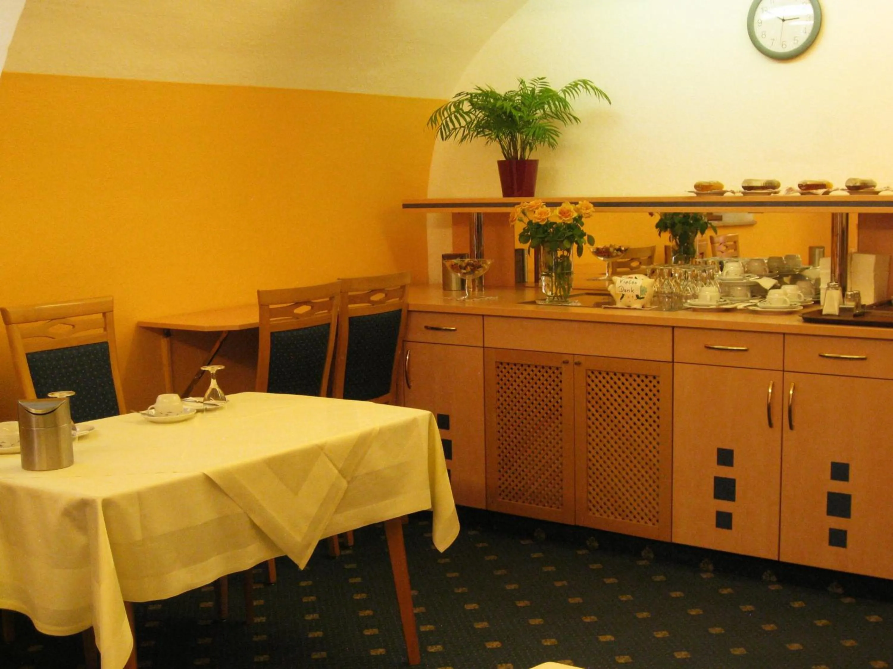 Restaurant/places to eat in Hotel Möve garni