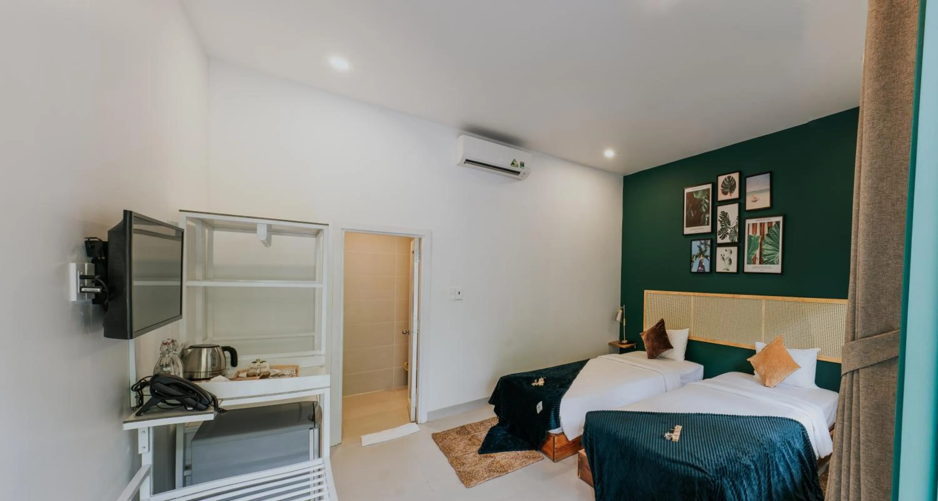 Photo of the whole room, Bed in Philip Bungalow