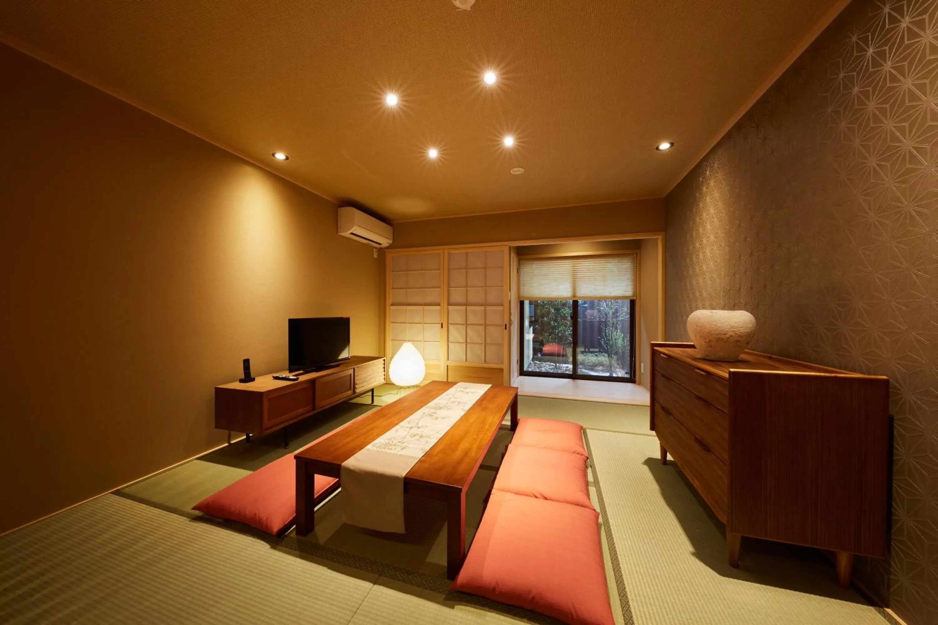 Living room, Bed in Rinn Miyagawacho Tsubaki