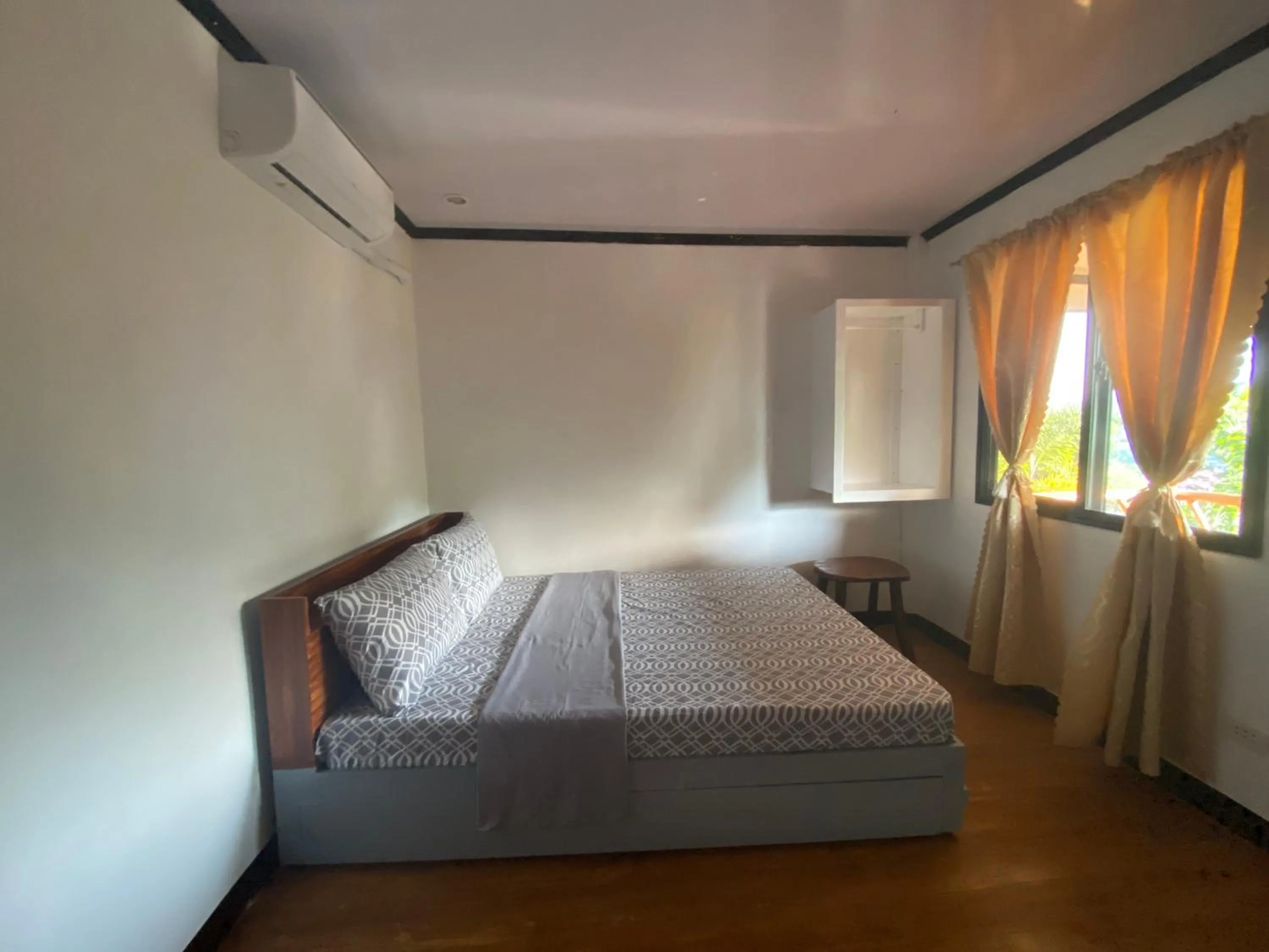 Bed in MiL's Hillside Tourist Inn