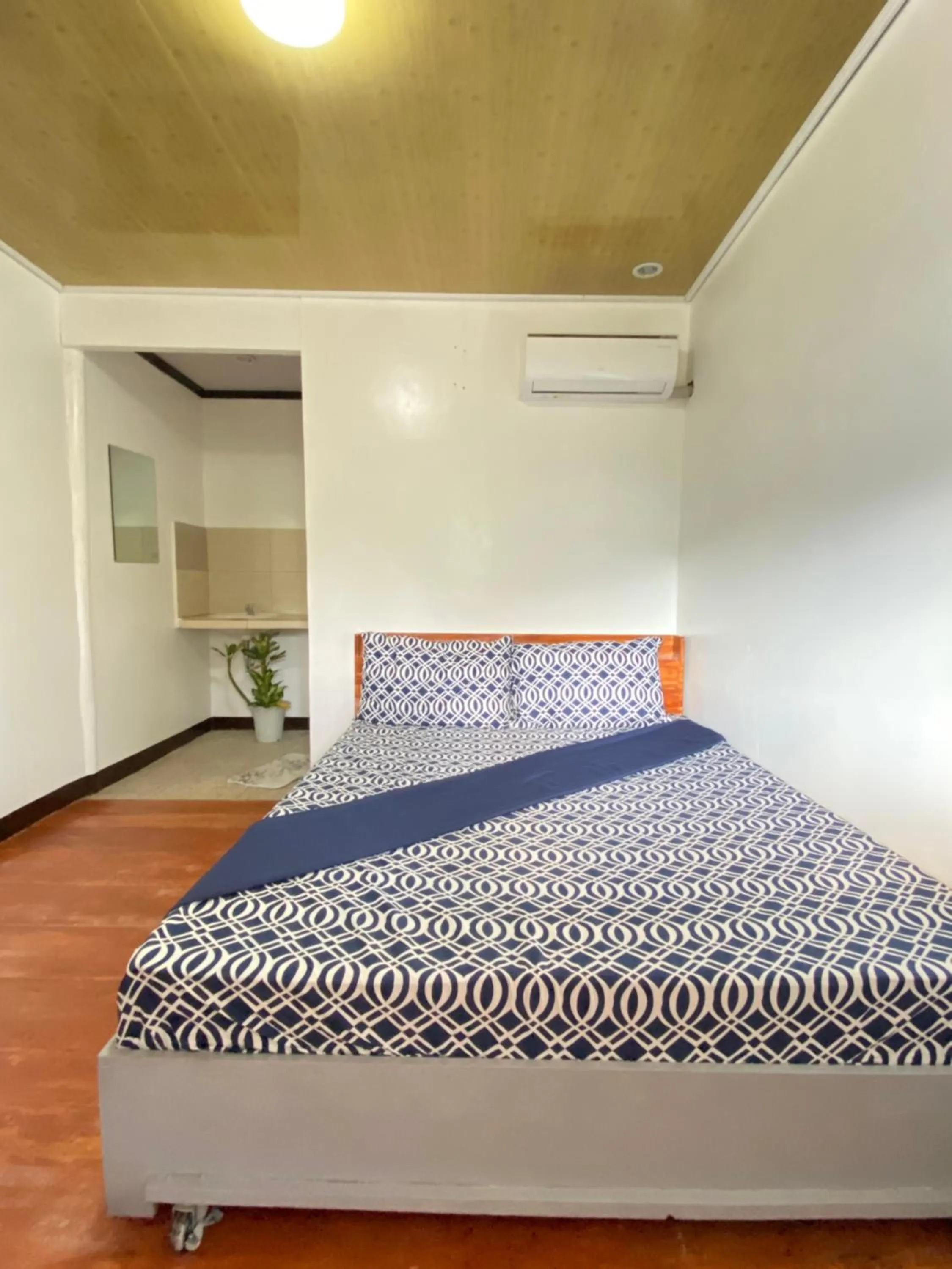 Bed in MiL's Hillside Tourist Inn