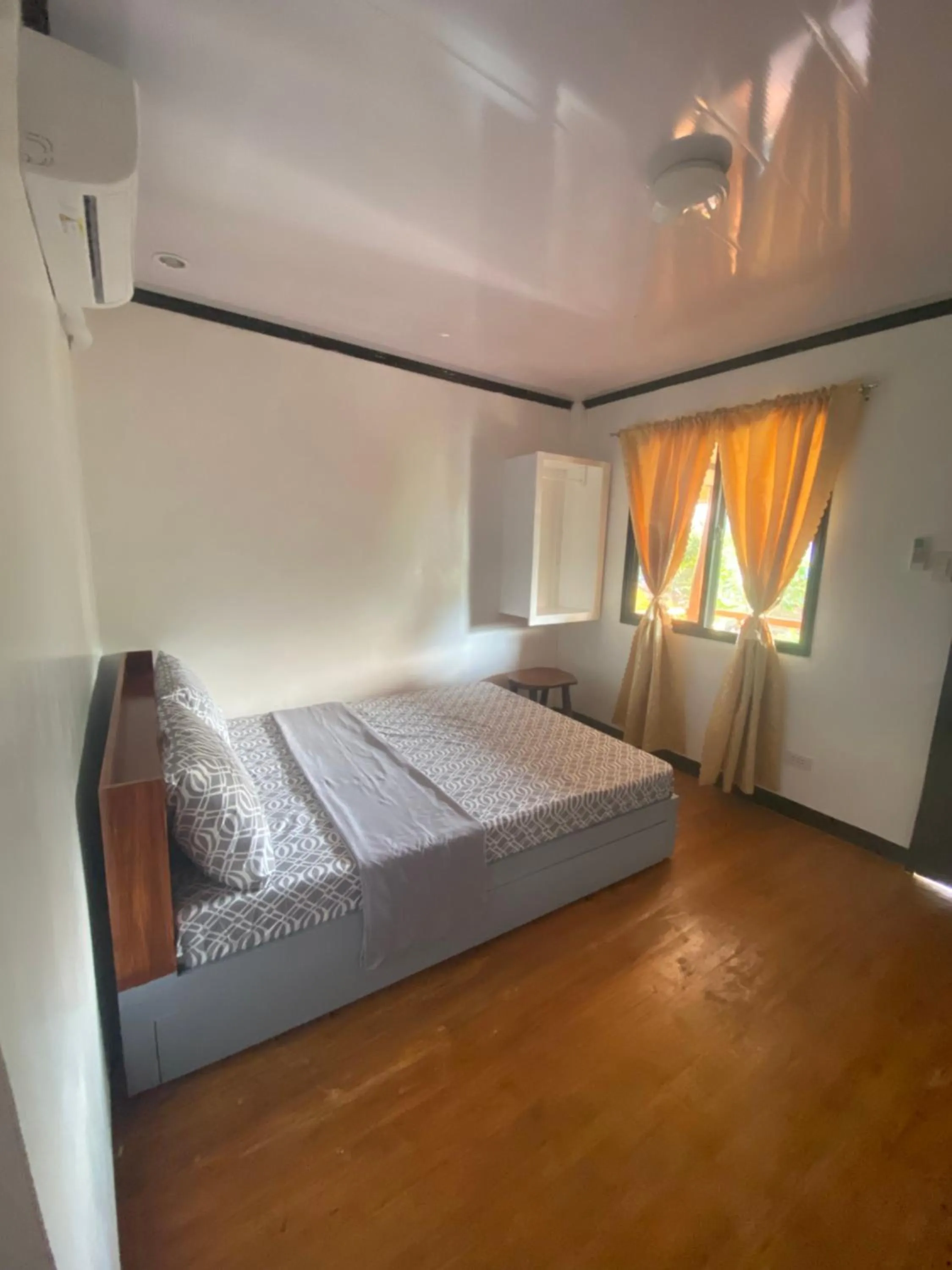 Bed in MiL's Hillside Tourist Inn