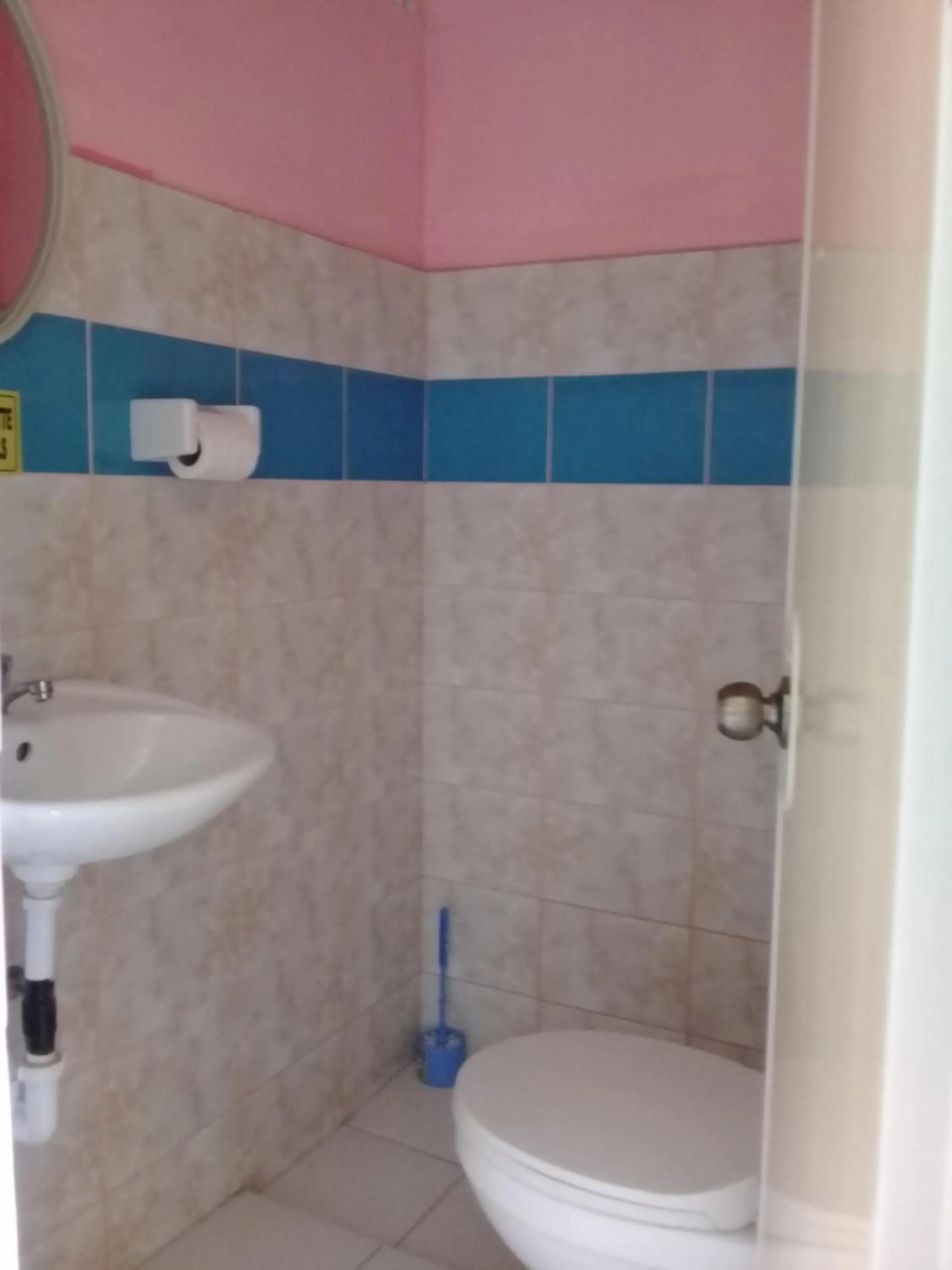 MiL's Hillside Tourist Inn