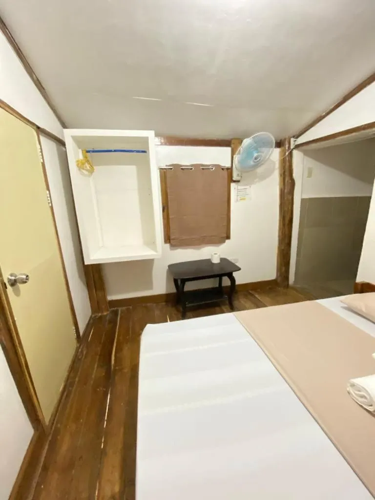 Bed in MiL's Hillside Tourist Inn