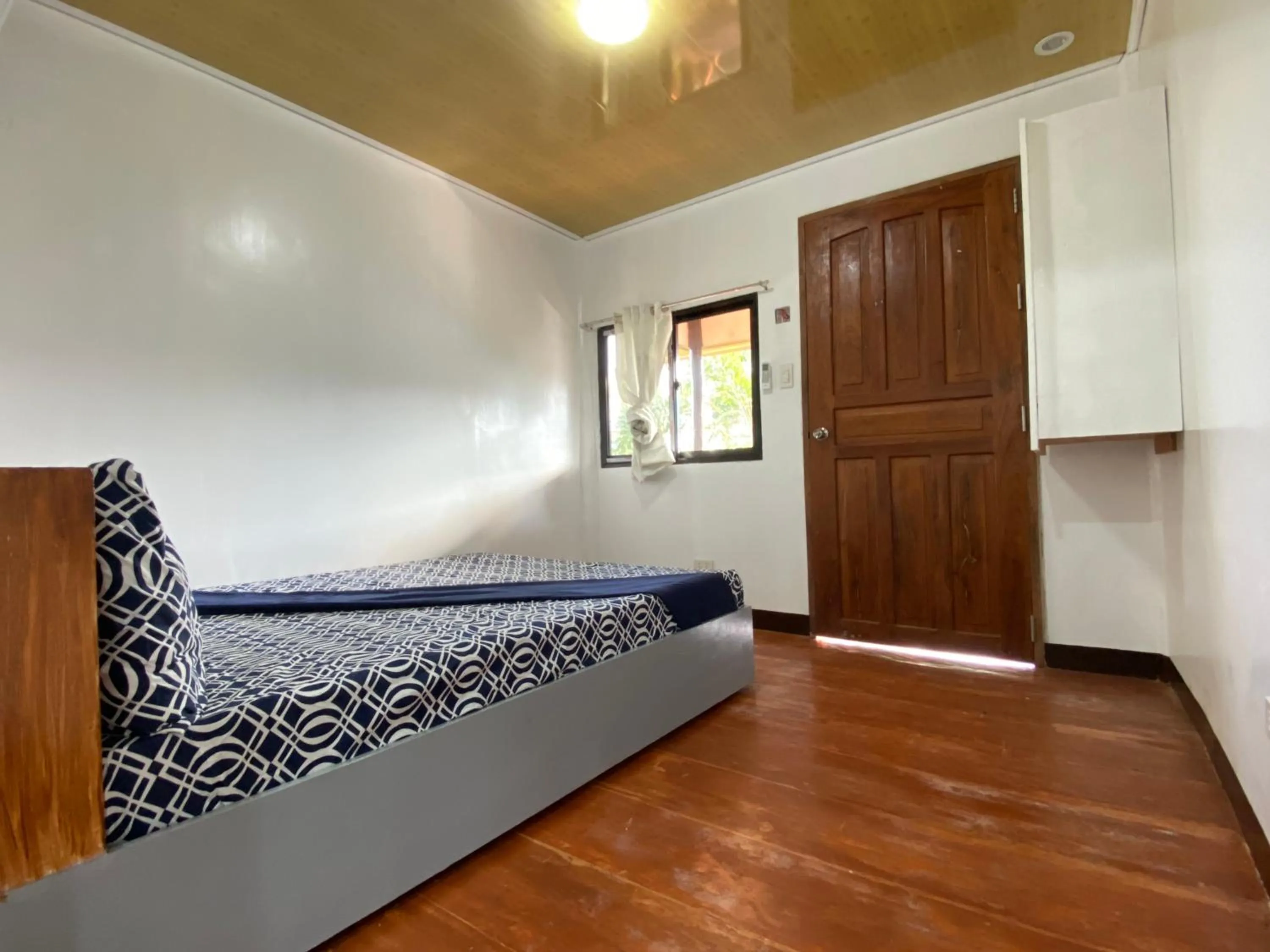 Bed in MiL's Hillside Tourist Inn