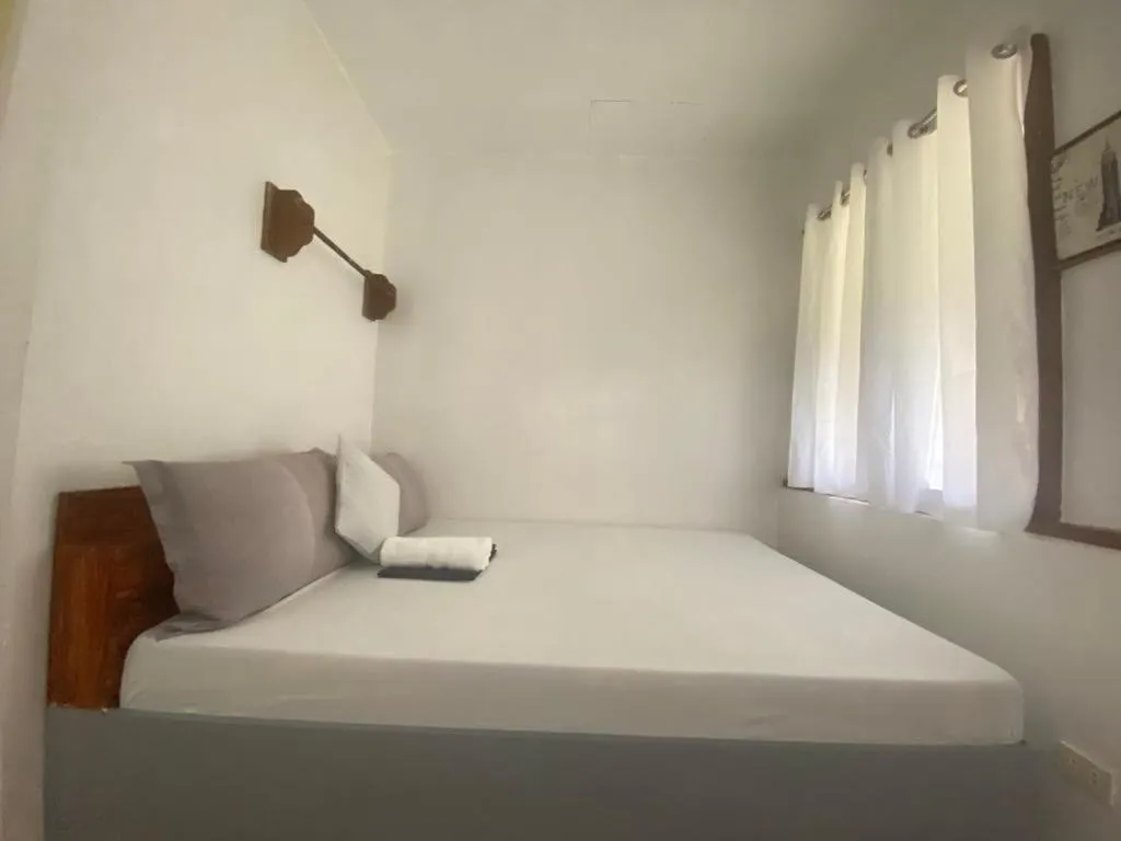 Bed in MiL's Hillside Tourist Inn