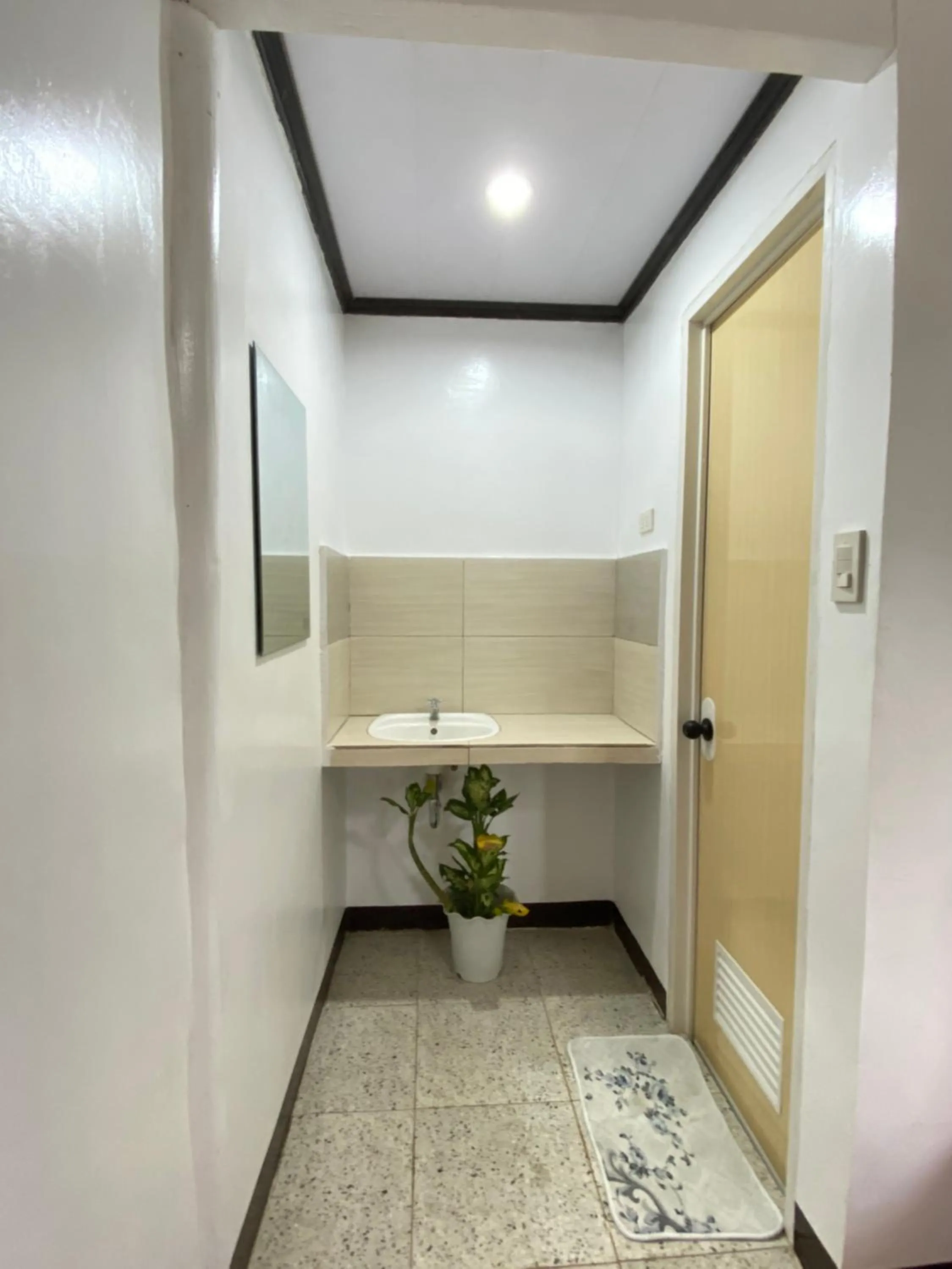 Bathroom in MiL's Hillside Tourist Inn