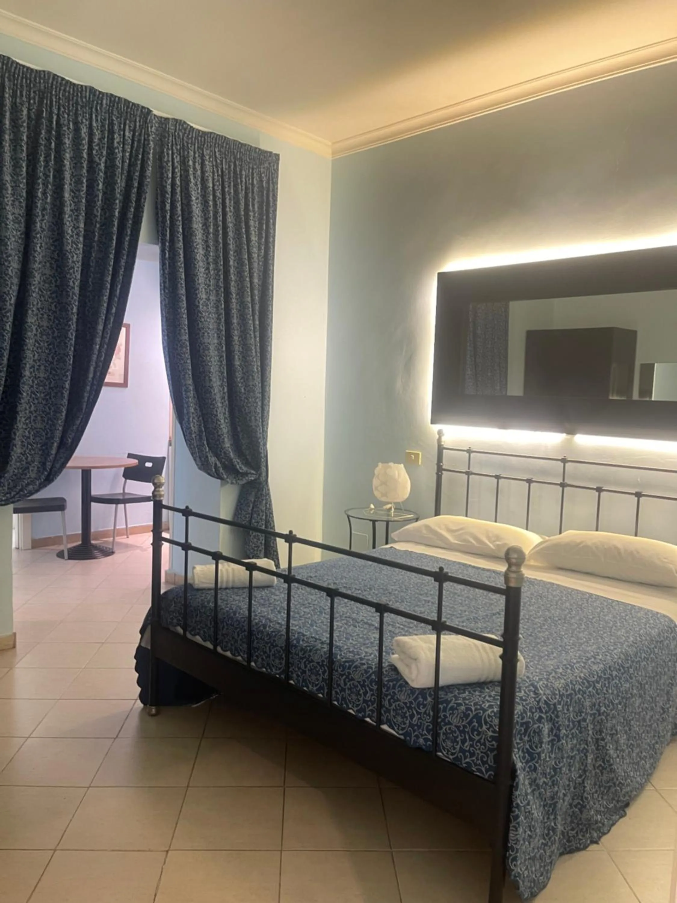 Bed in Residence Lodi