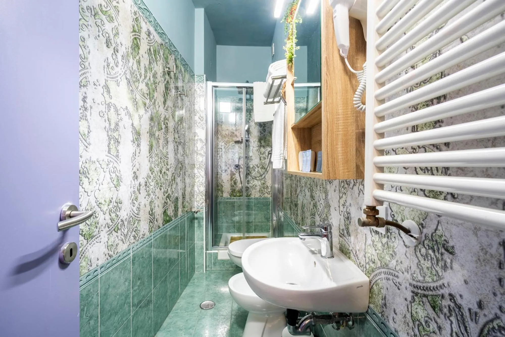 Toilet in BOBOTEL ROOMS City Center