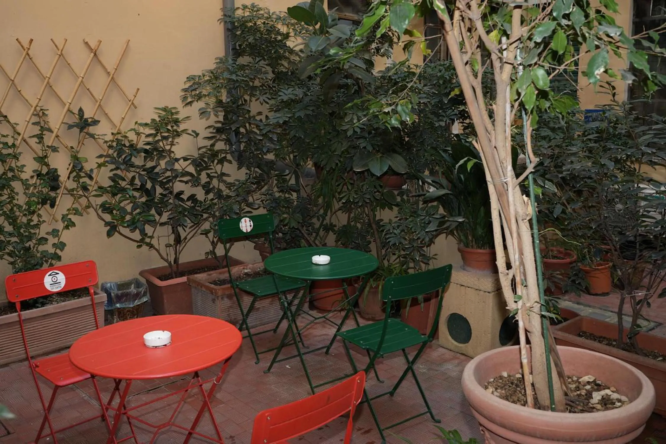 Garden in BOBOTEL Rooms in City Center