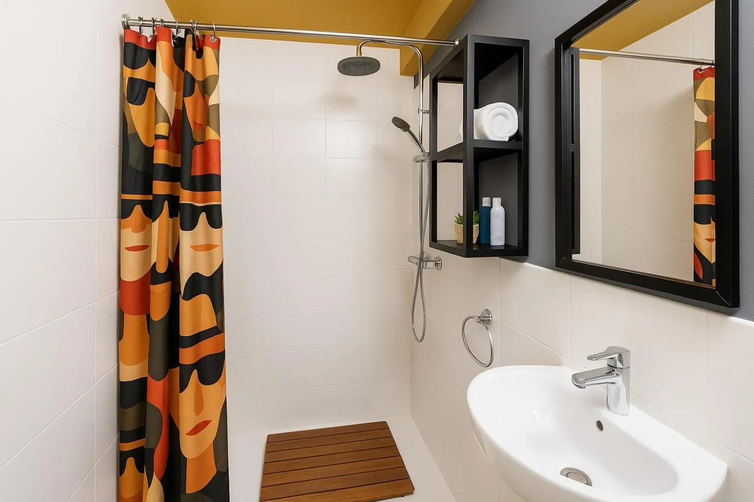 Shower in BOBOTEL ROOMS City Center