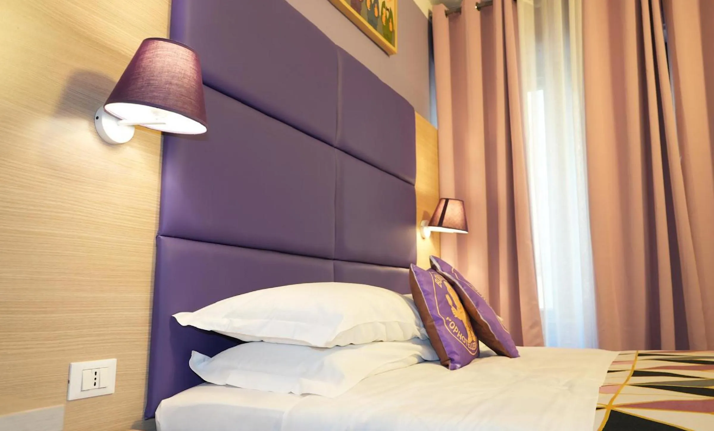 Bed in BOBOTEL Rooms in City Center