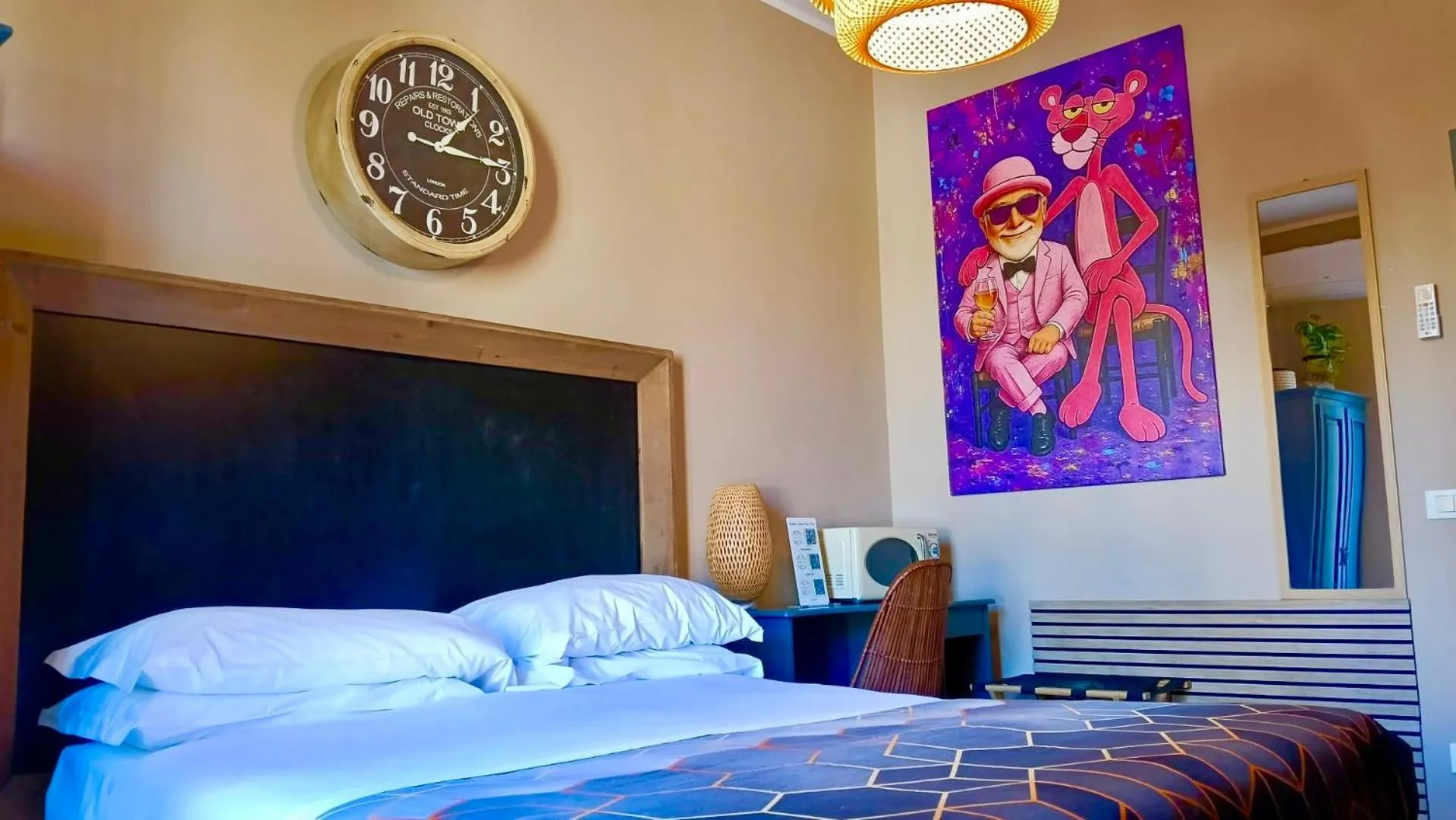 Decorative detail, Bed in BOBOTEL ROOMS City Center