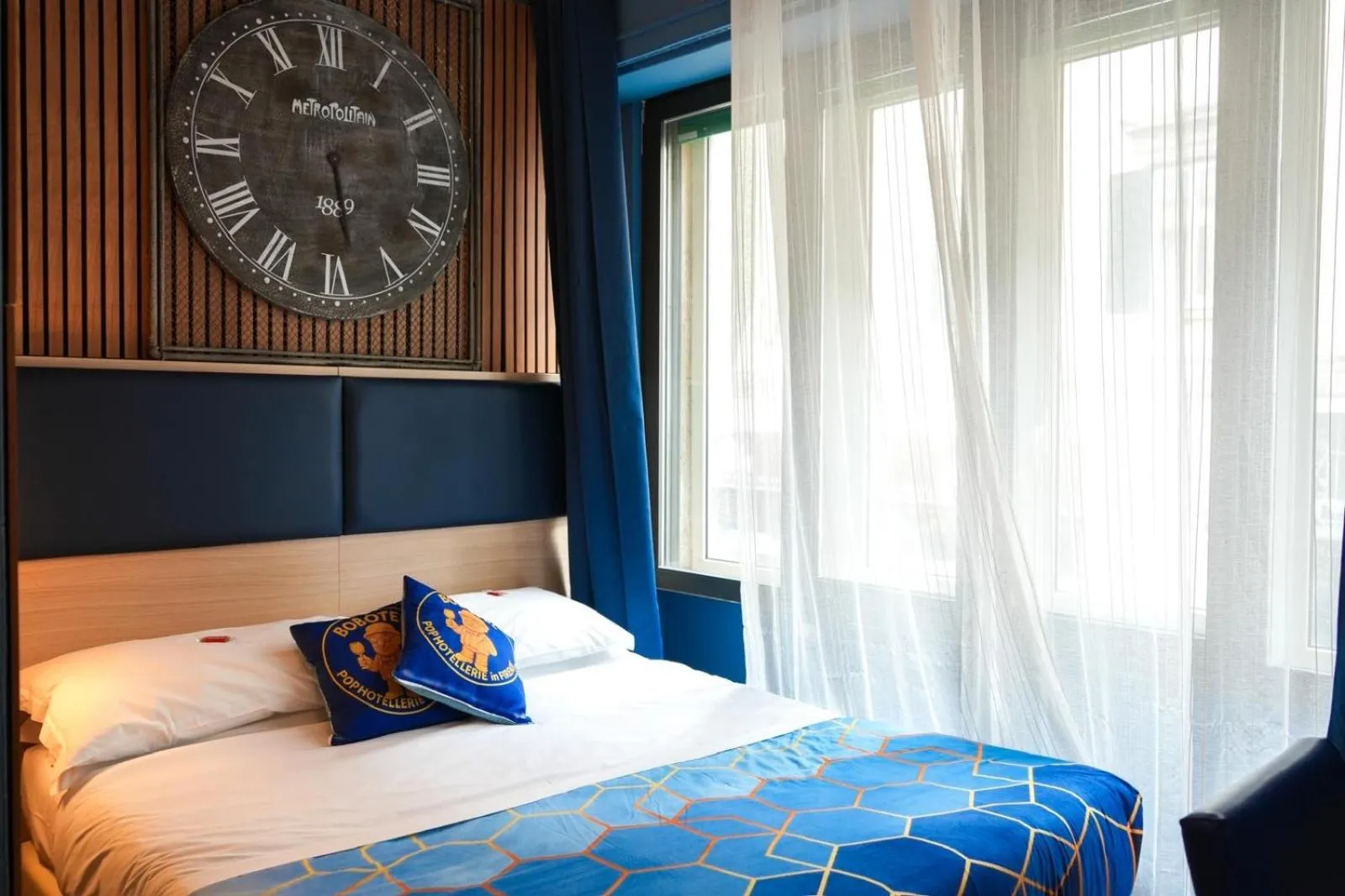 Bed in BOBOTEL Rooms in City Center