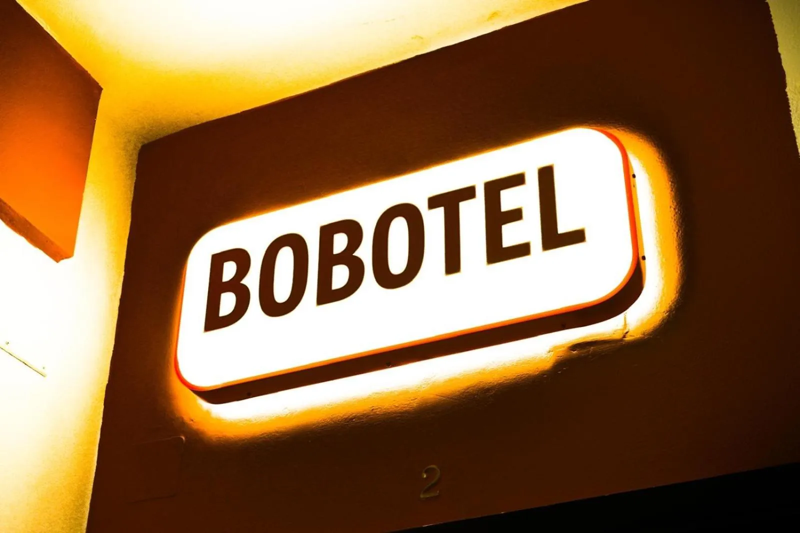 Text overlay in BOBOTEL Rooms in City Center