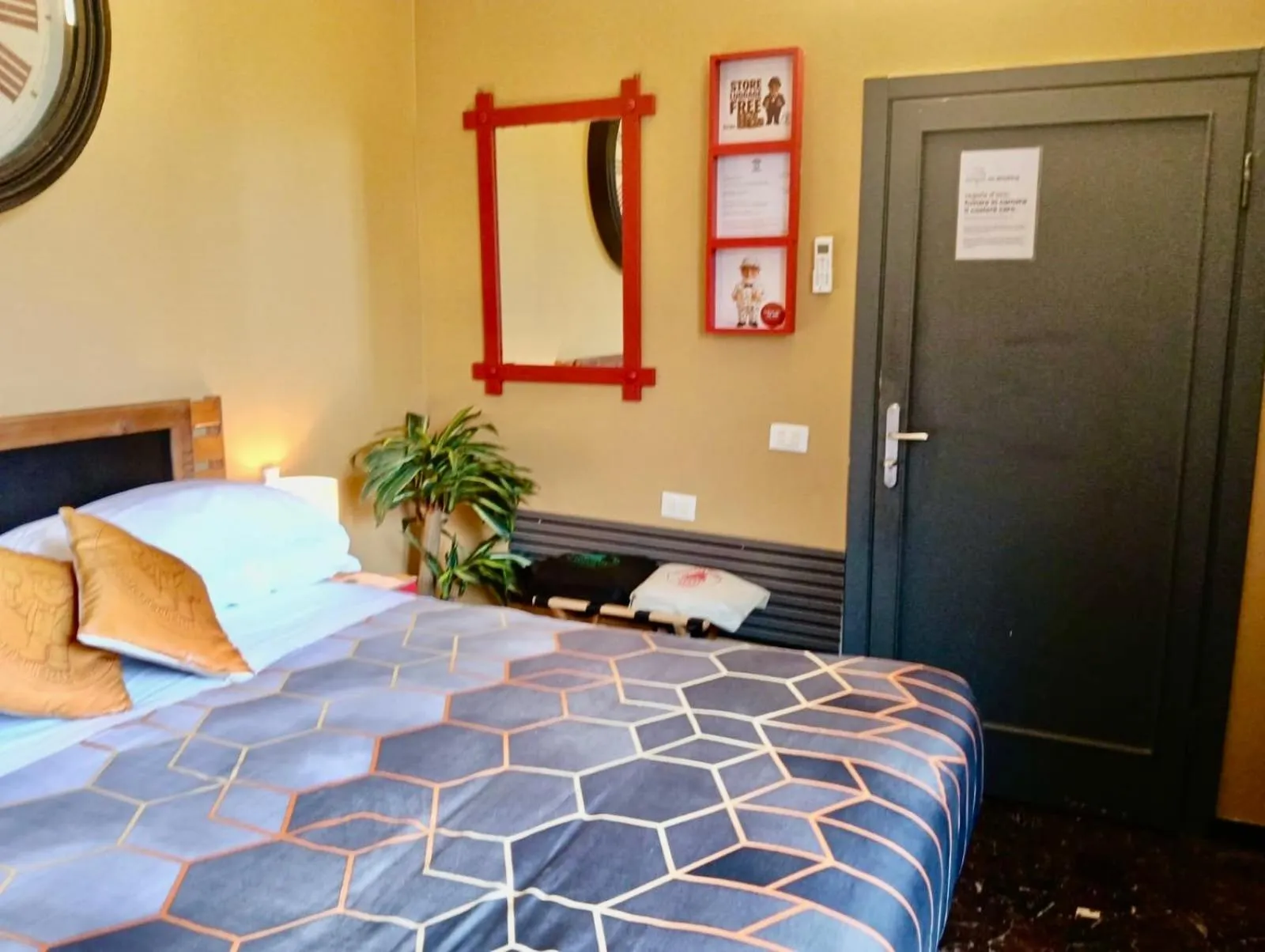 Bedroom, Bed in BOBOTEL ROOMS City Center