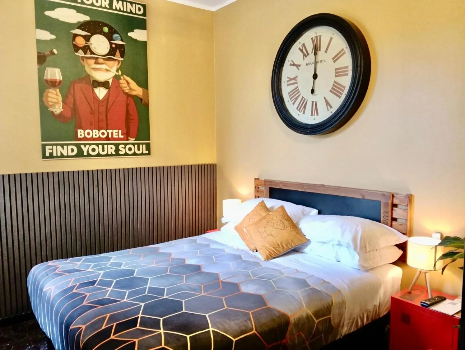 Photo of the whole room, Bed in BOBOTEL ROOMS City Center