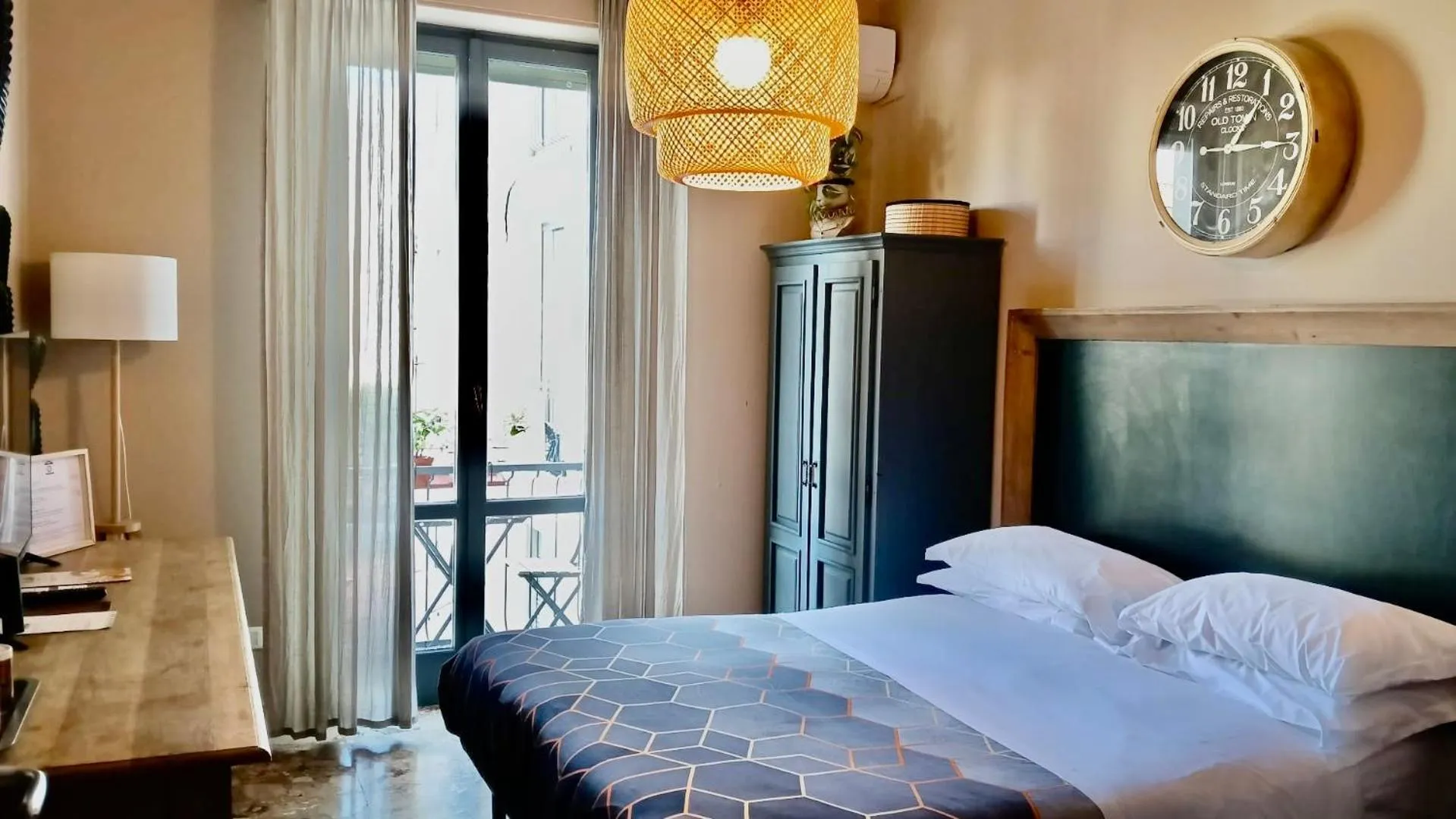 Photo of the whole room, Bed in BOBOTEL ROOMS City Center