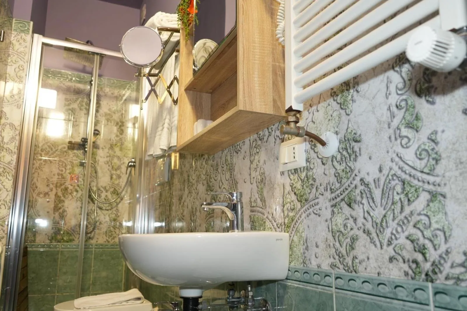 Shower in BOBOTEL Rooms in City Center