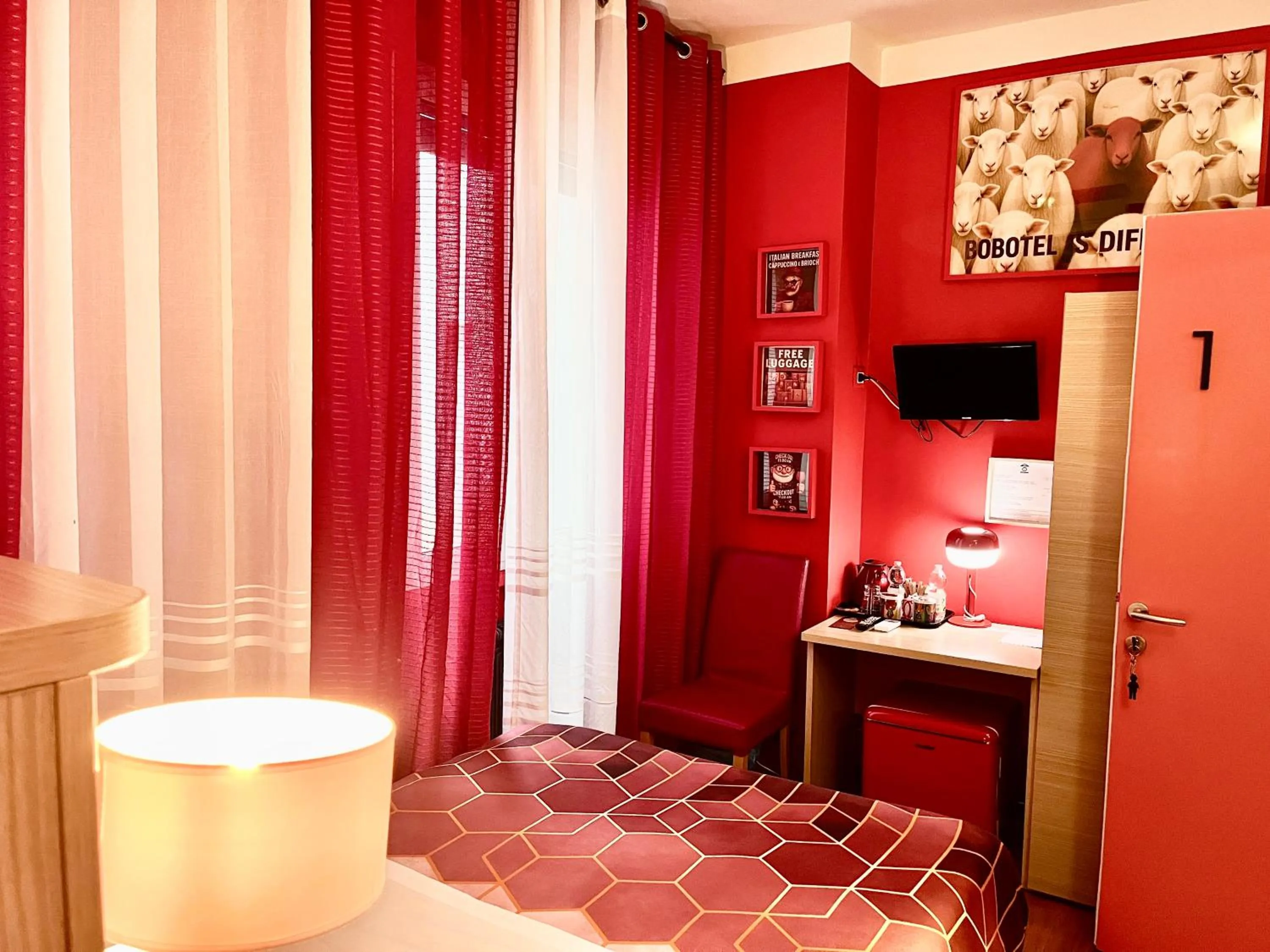 TV and multimedia in BOBOTEL ROOMS City Center