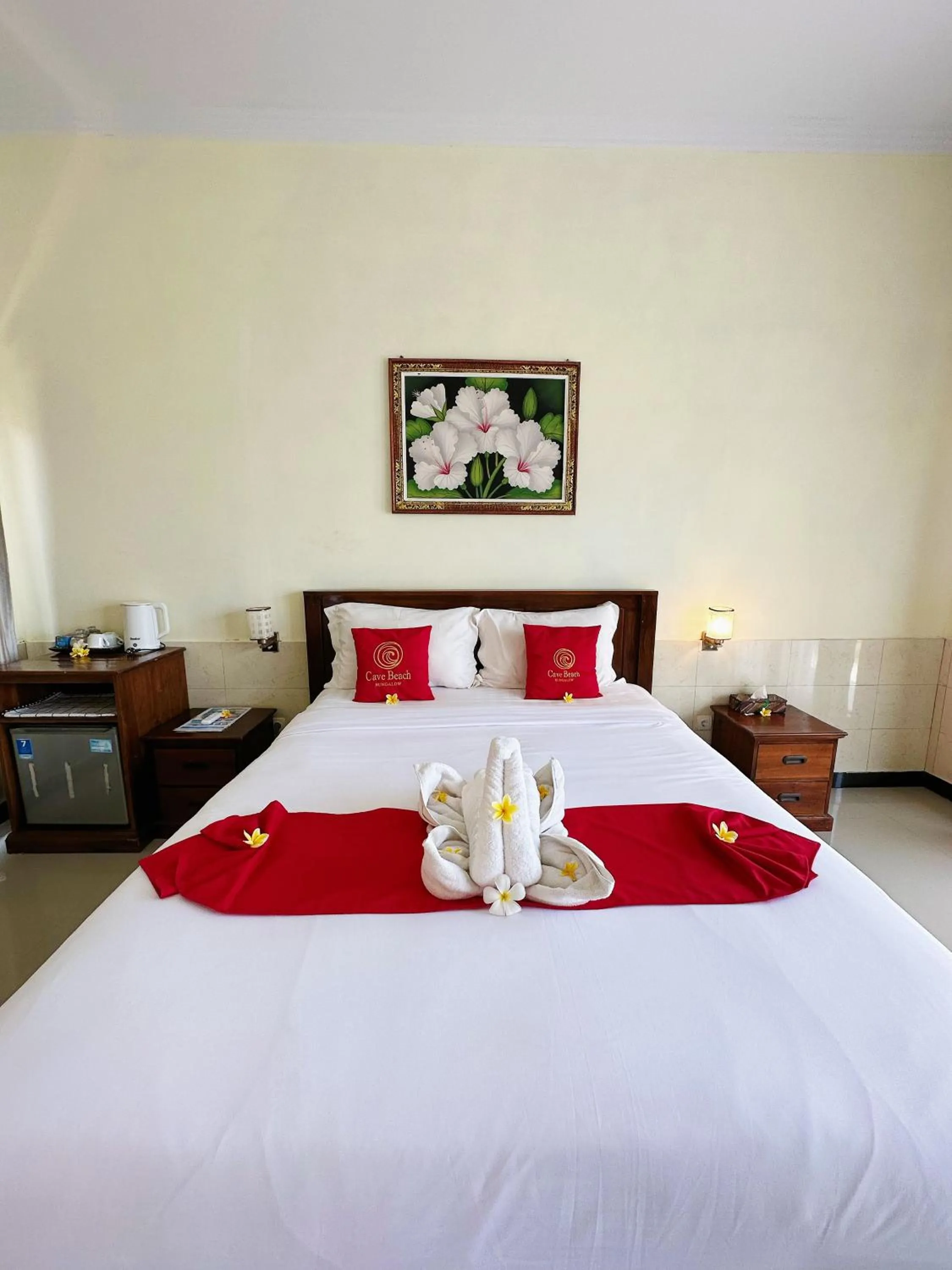 Restaurant/places to eat, Bed in Cave Beach Bungalow