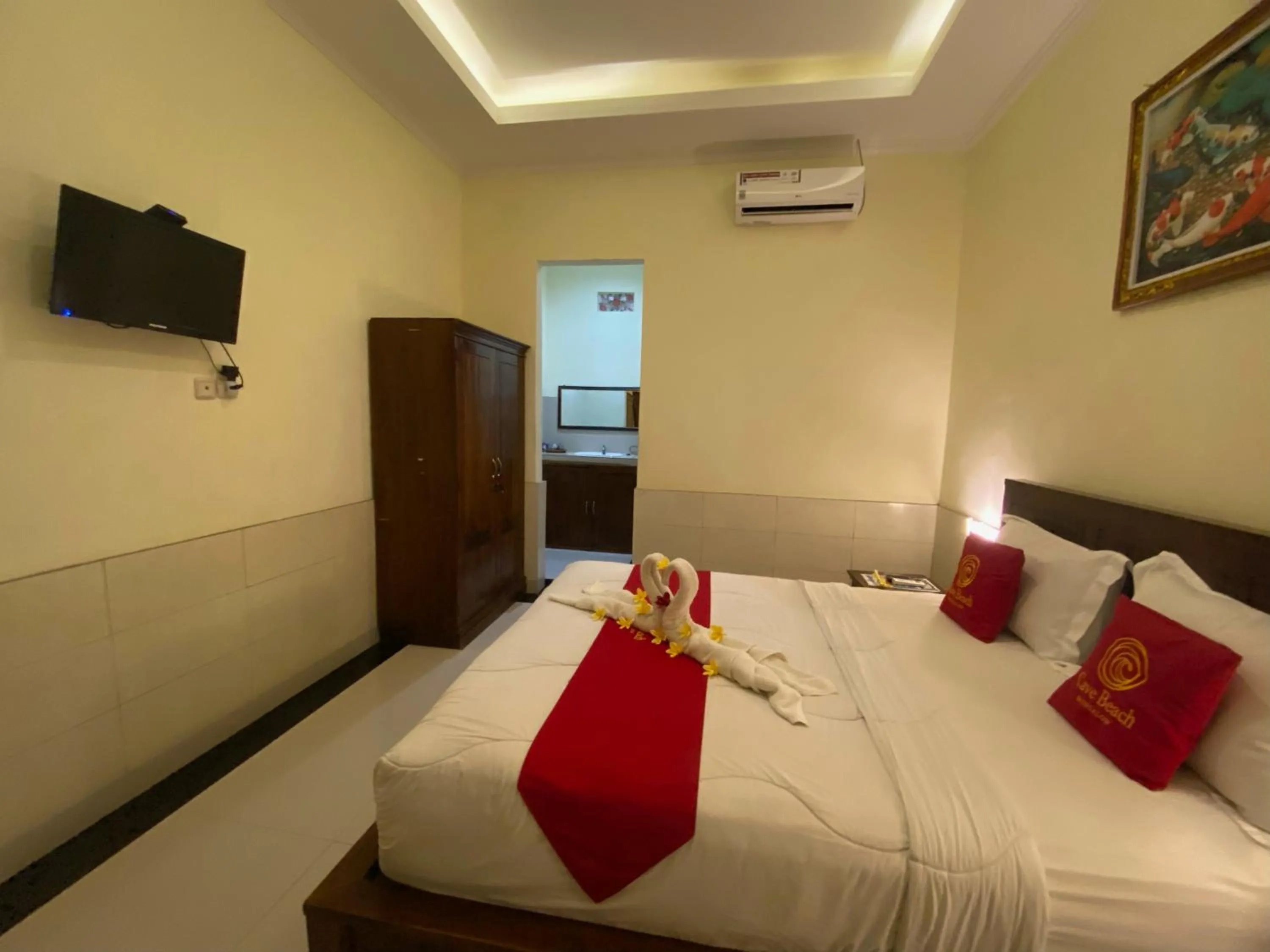 Communal lounge/ TV room, Bed in Cave Beach Bungalow