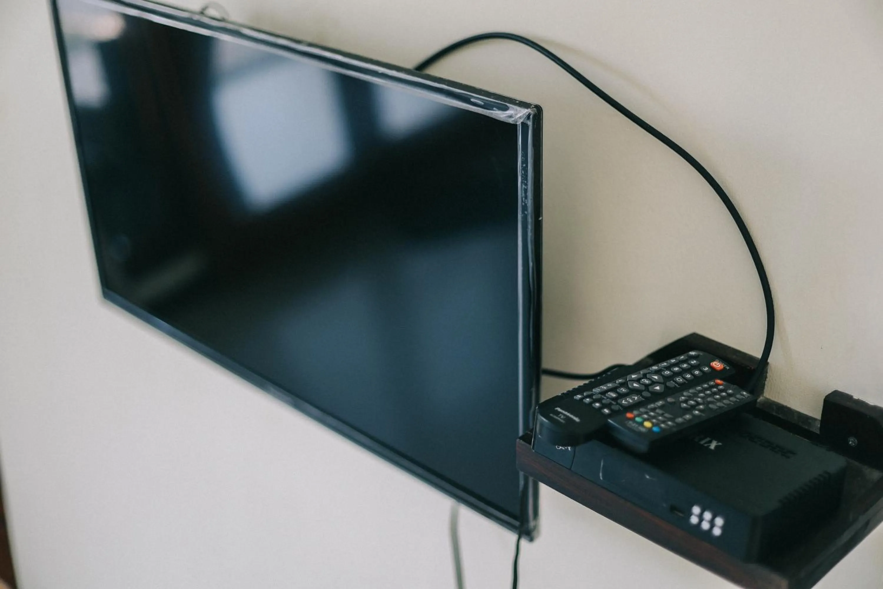 Communal lounge/ TV room in Cave Beach Bungalow