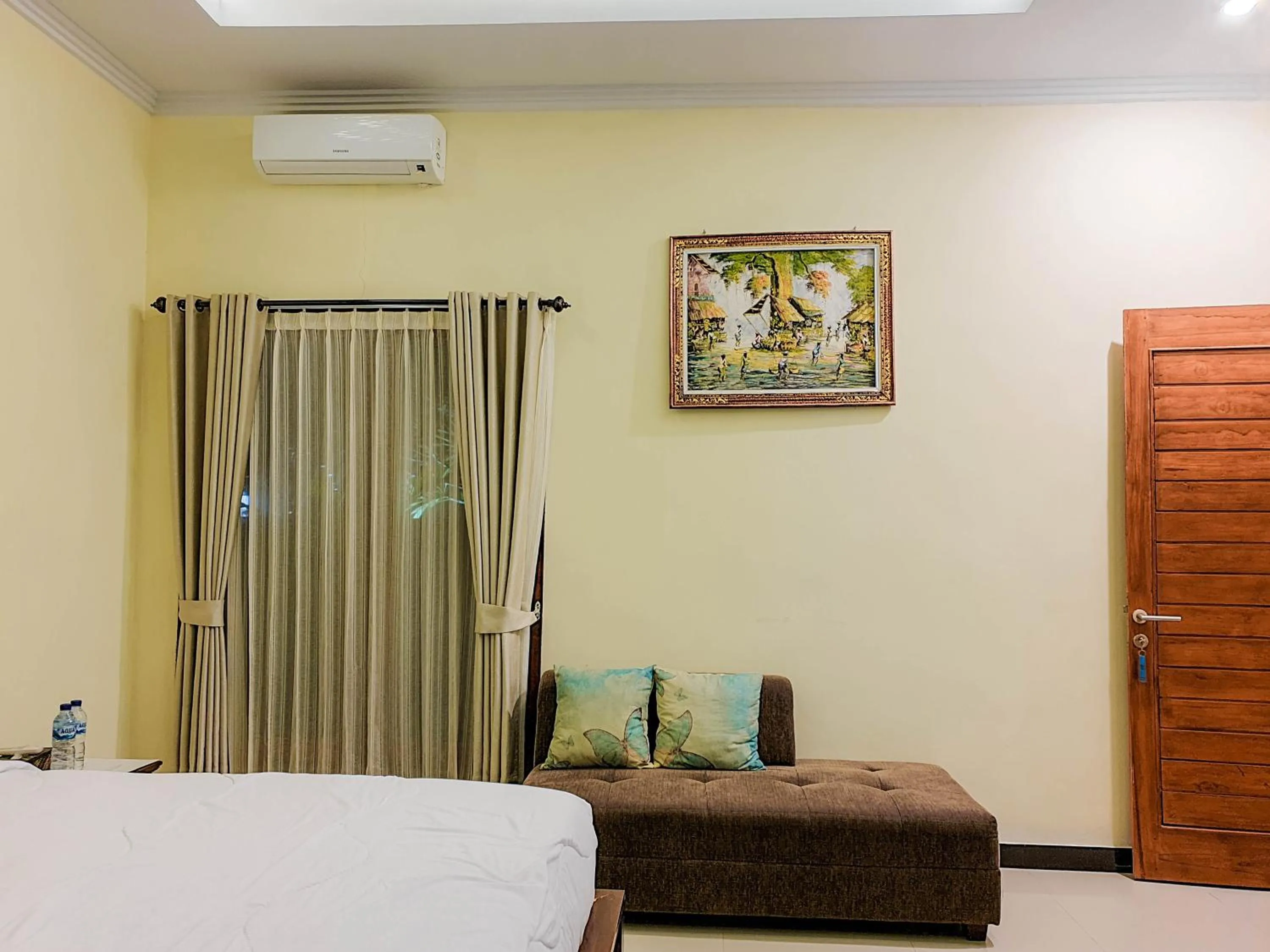 Photo of the whole room, Bed in Cave Beach Bungalow