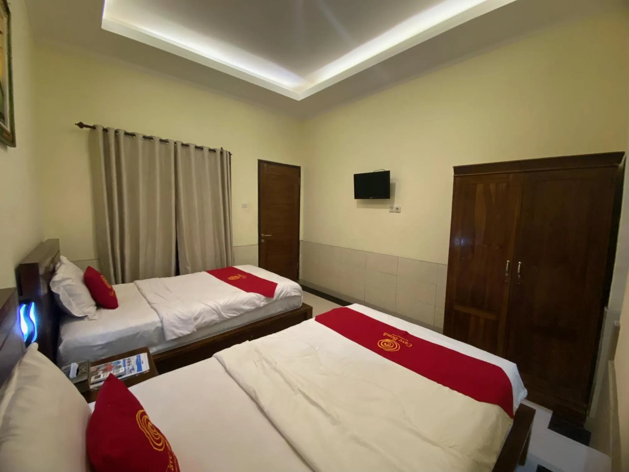 Communal lounge/ TV room, Bed in Cave Beach Bungalow