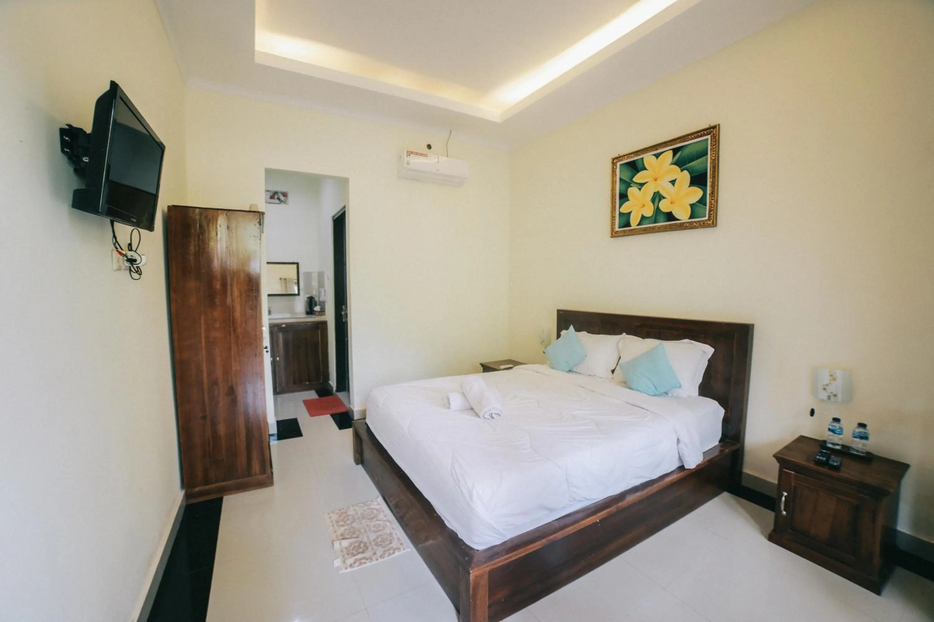 Communal lounge/ TV room, Bed in Cave Beach Bungalow