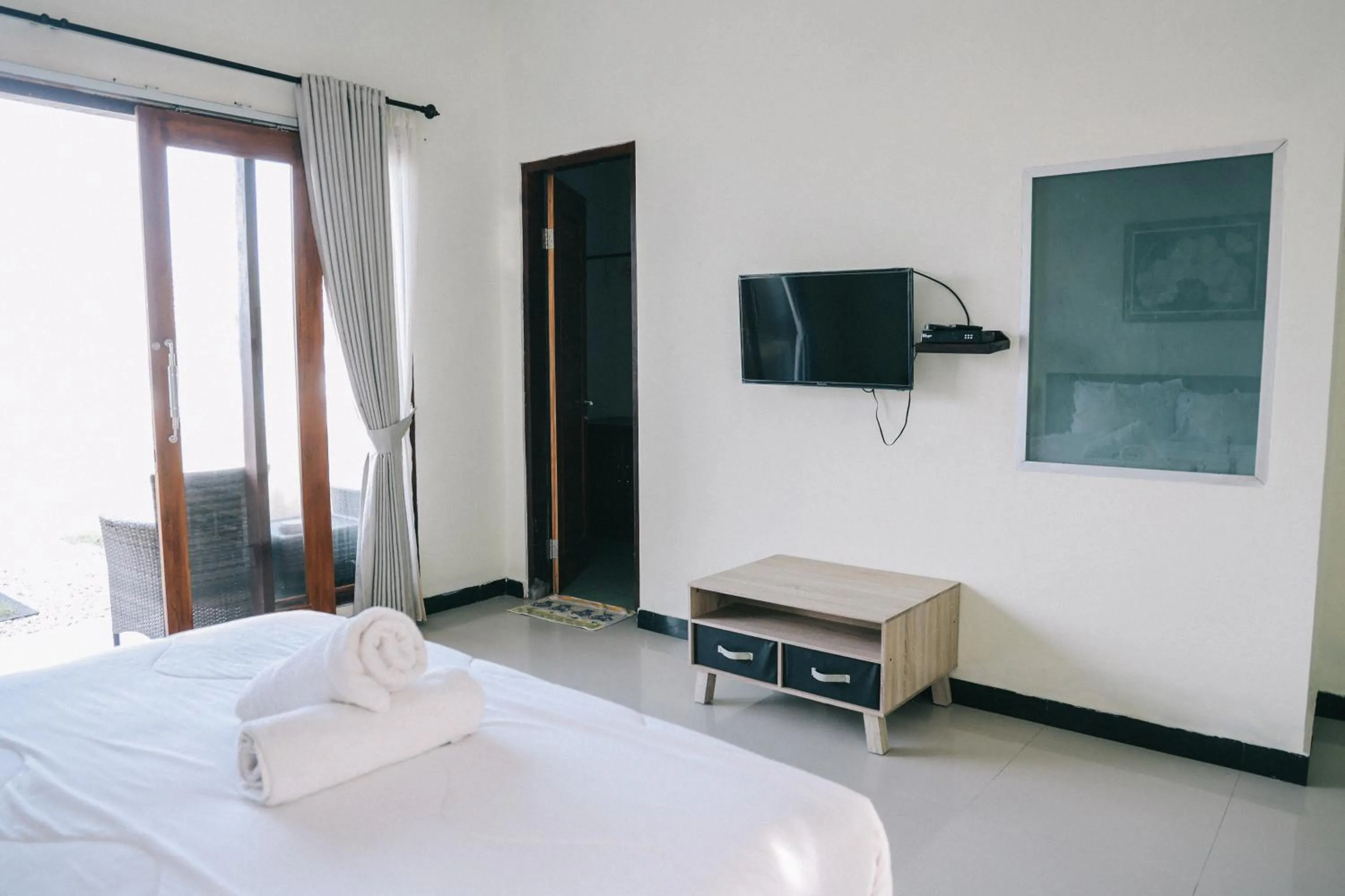 Communal lounge/ TV room, Bed in Cave Beach Bungalow