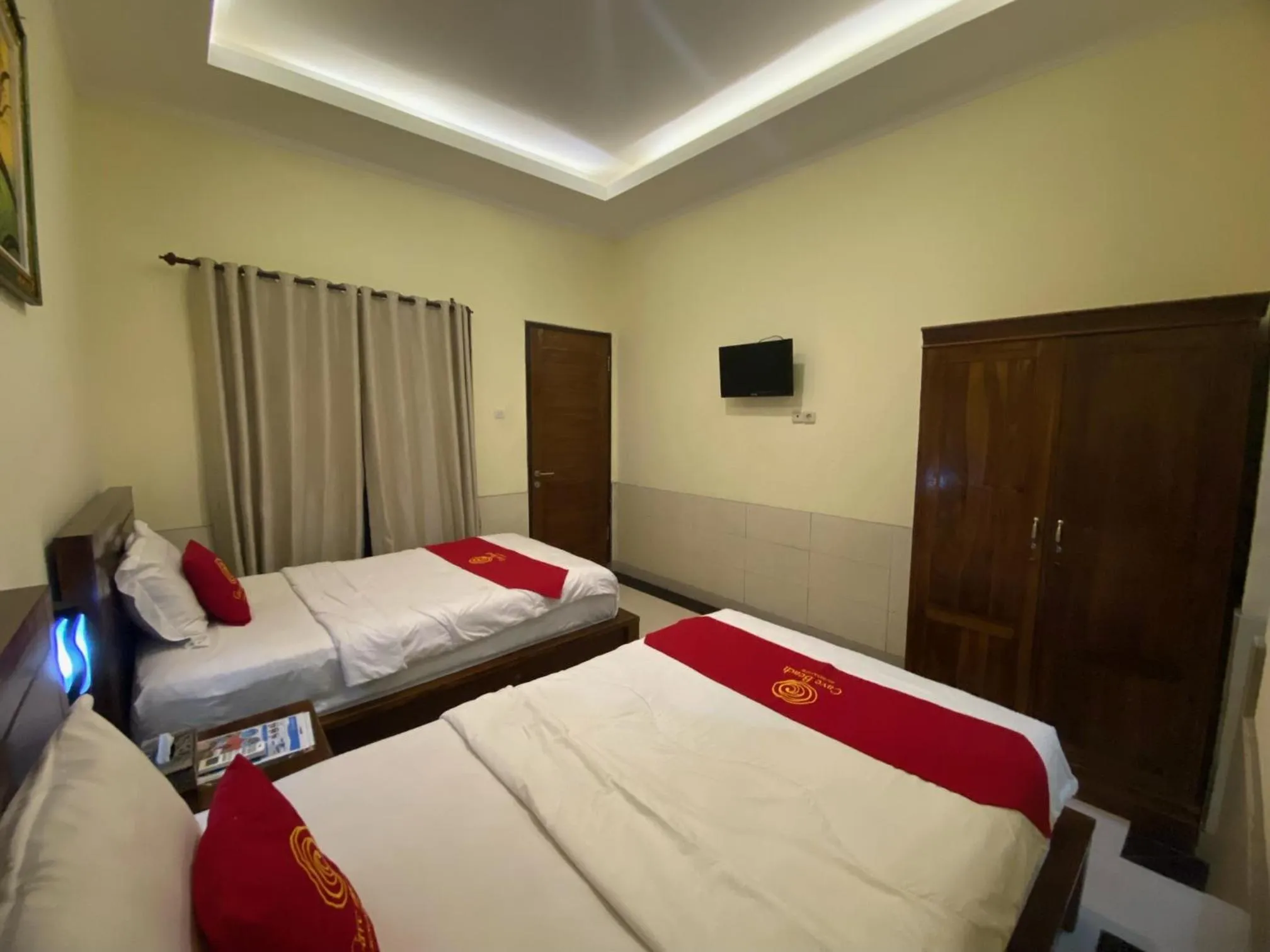 Communal lounge/ TV room, Bed in Cave Beach Bungalow