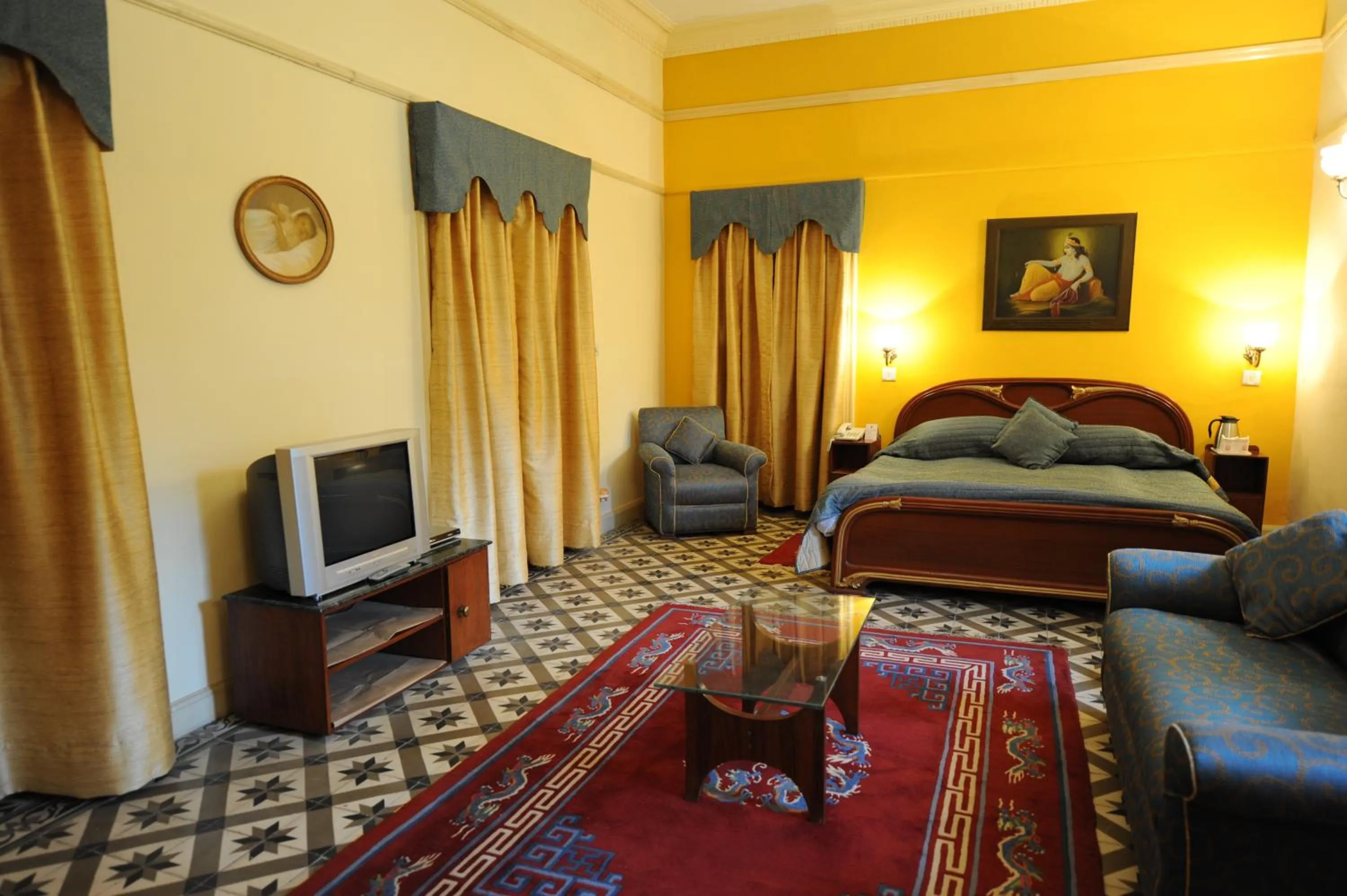 Bed in WelcomHeritage Taragarh Palace