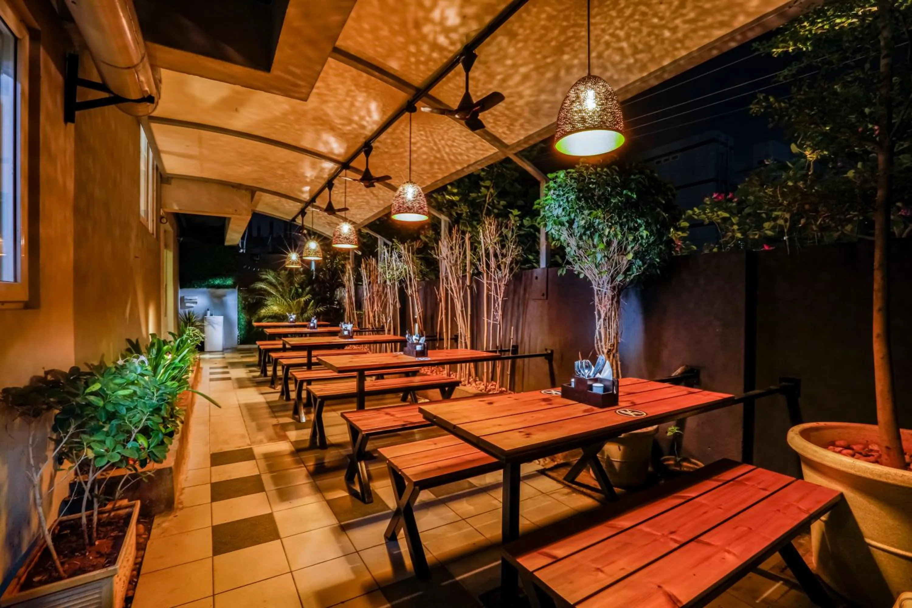 Restaurant/places to eat in Floressa Randa Business Hotel