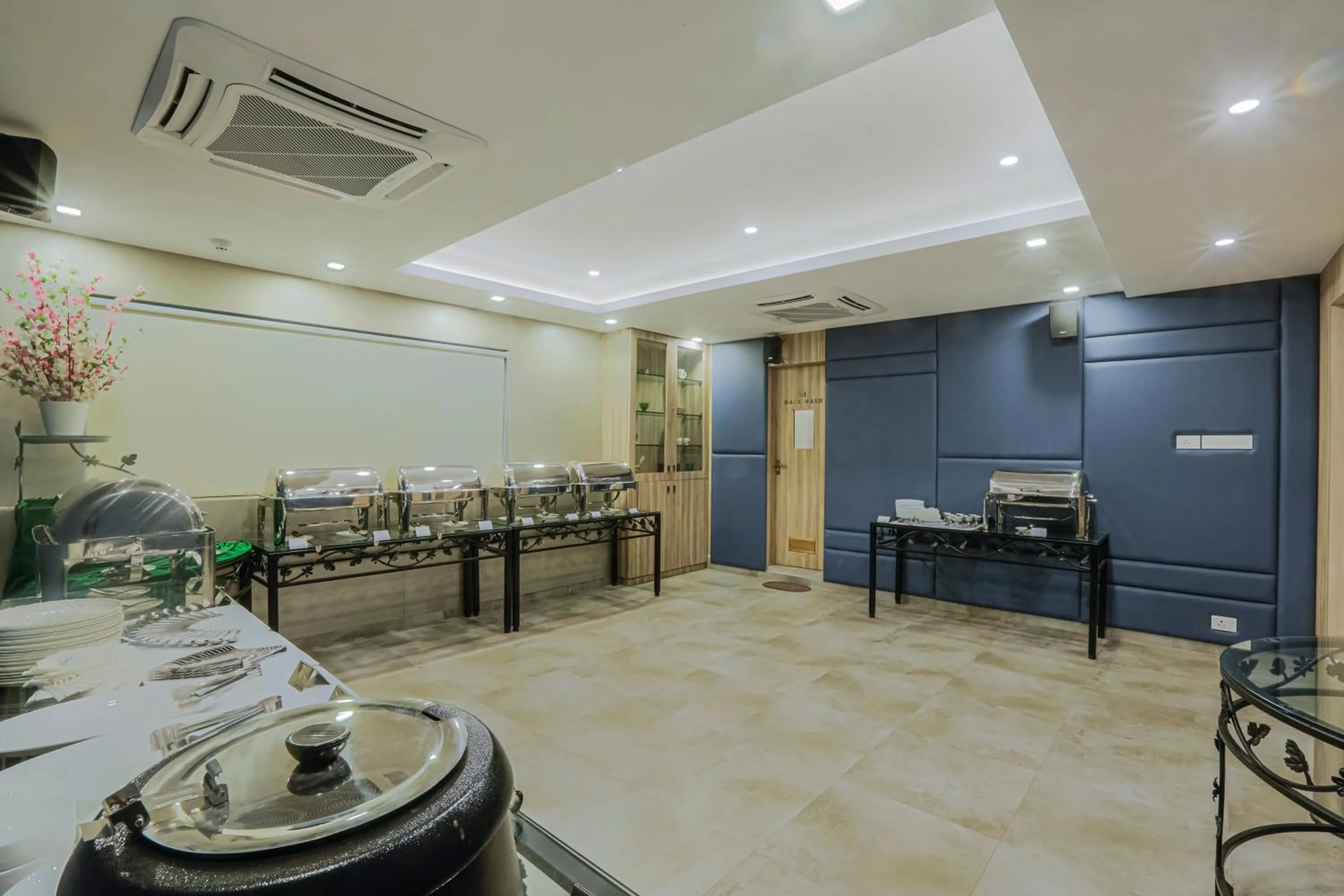 Dining area in Floressa Randa Business Hotel