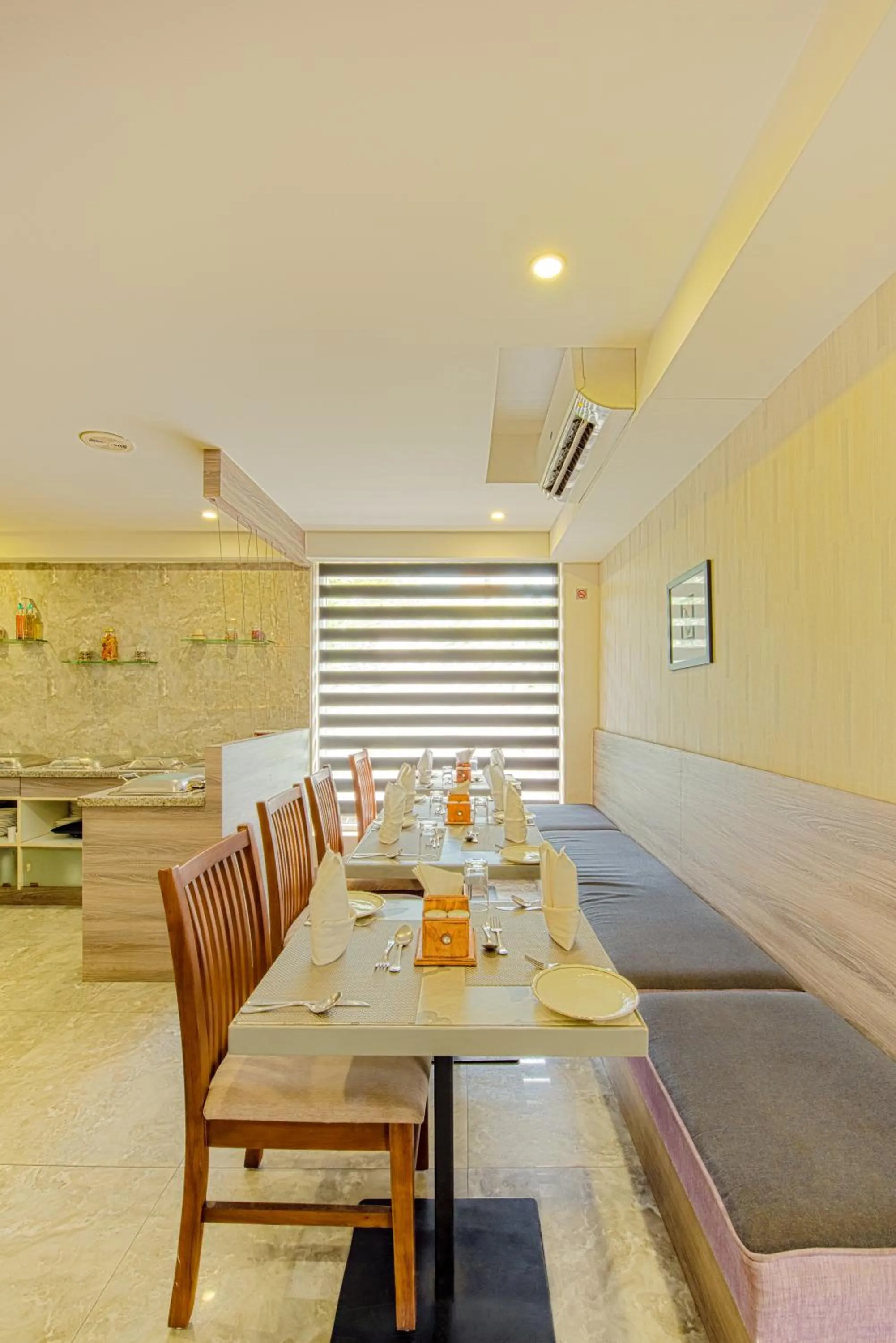 Restaurant/places to eat in Floressa Randa Business Hotel