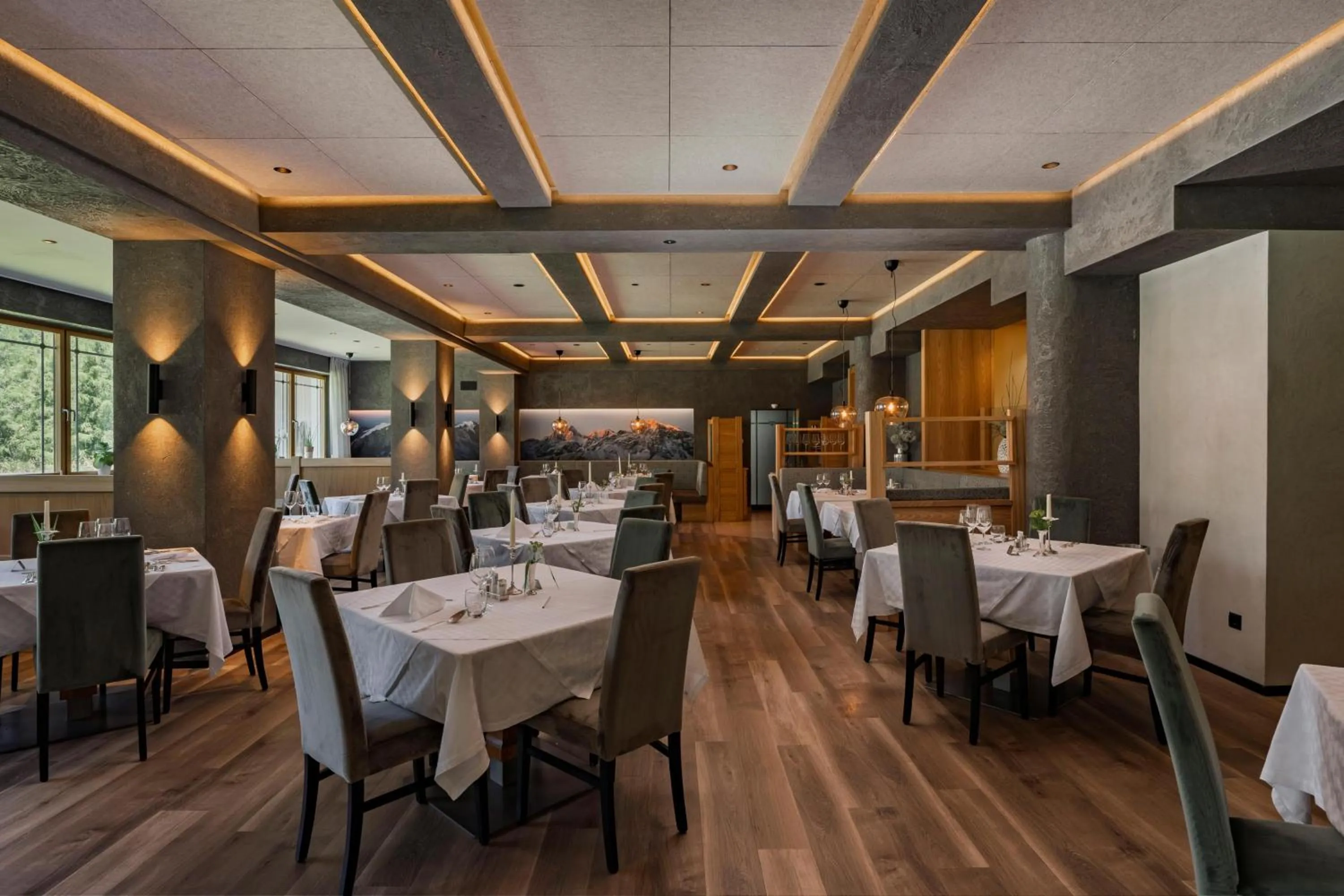 Restaurant/places to eat in Hotel Eller