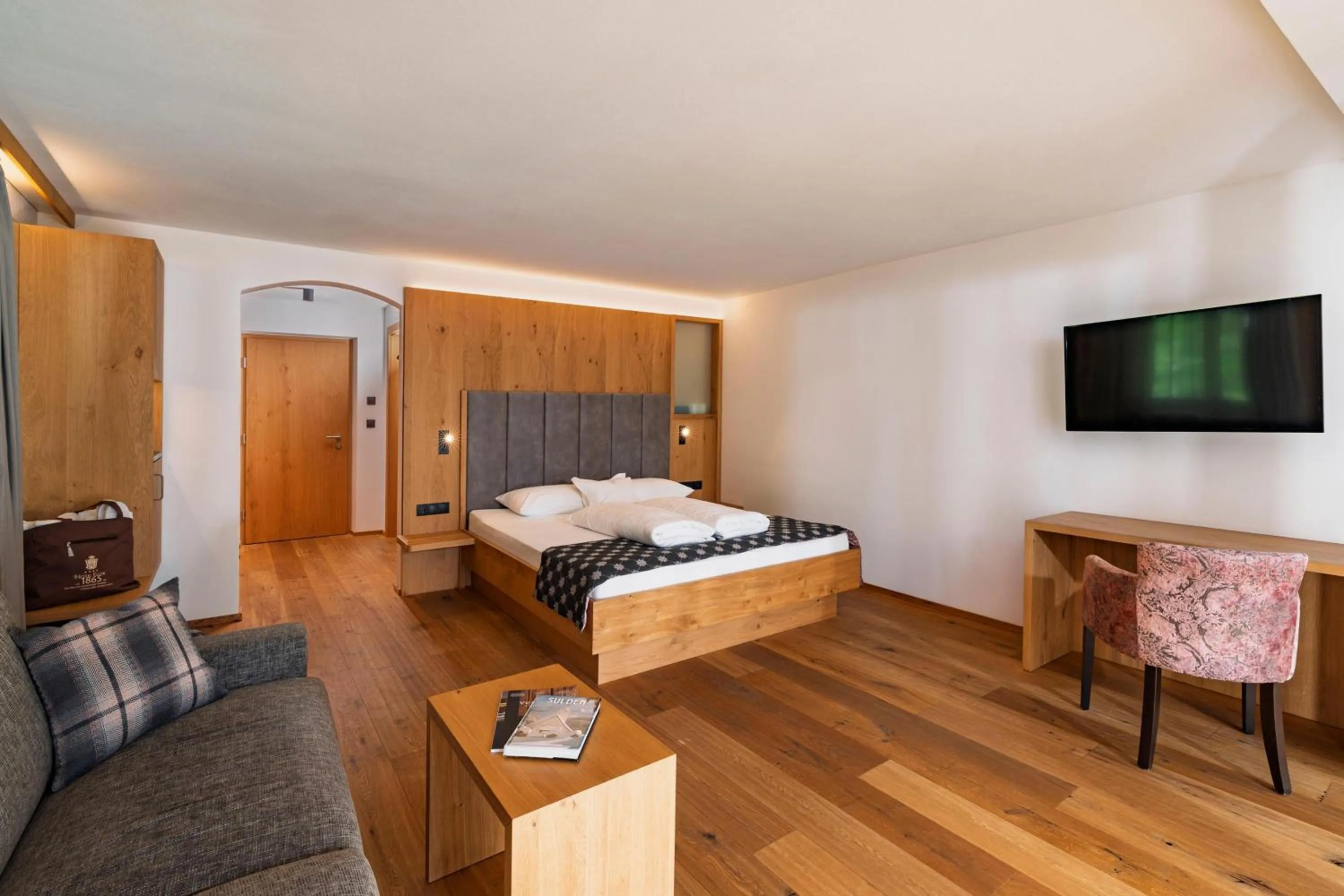 Photo of the whole room, Bed in Hotel Eller