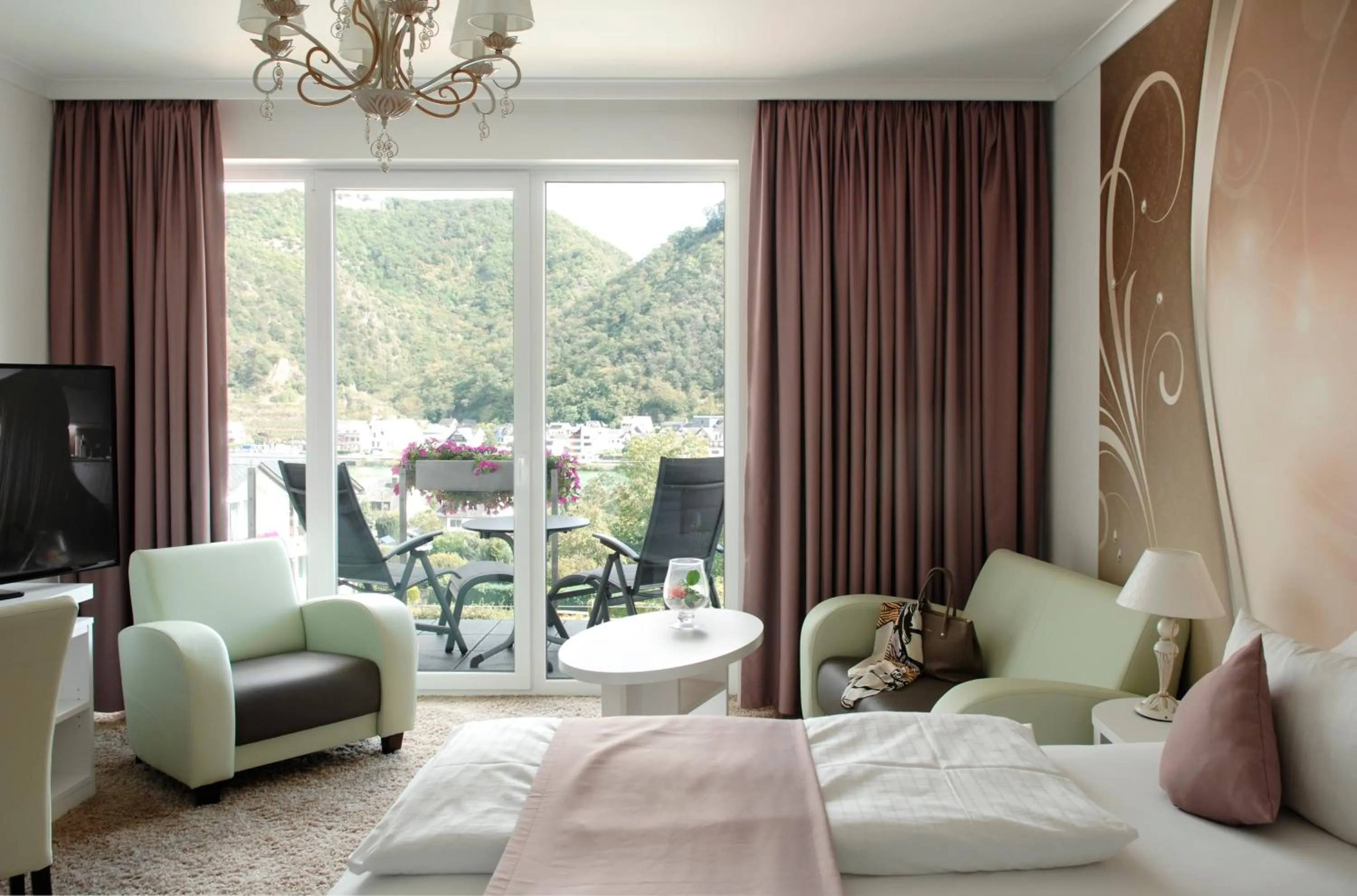 Photo of the whole room, Bed in Moselstern Parkhotel Krähennest