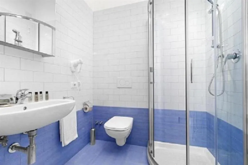 Shower in Unconventional Sorrento Coast