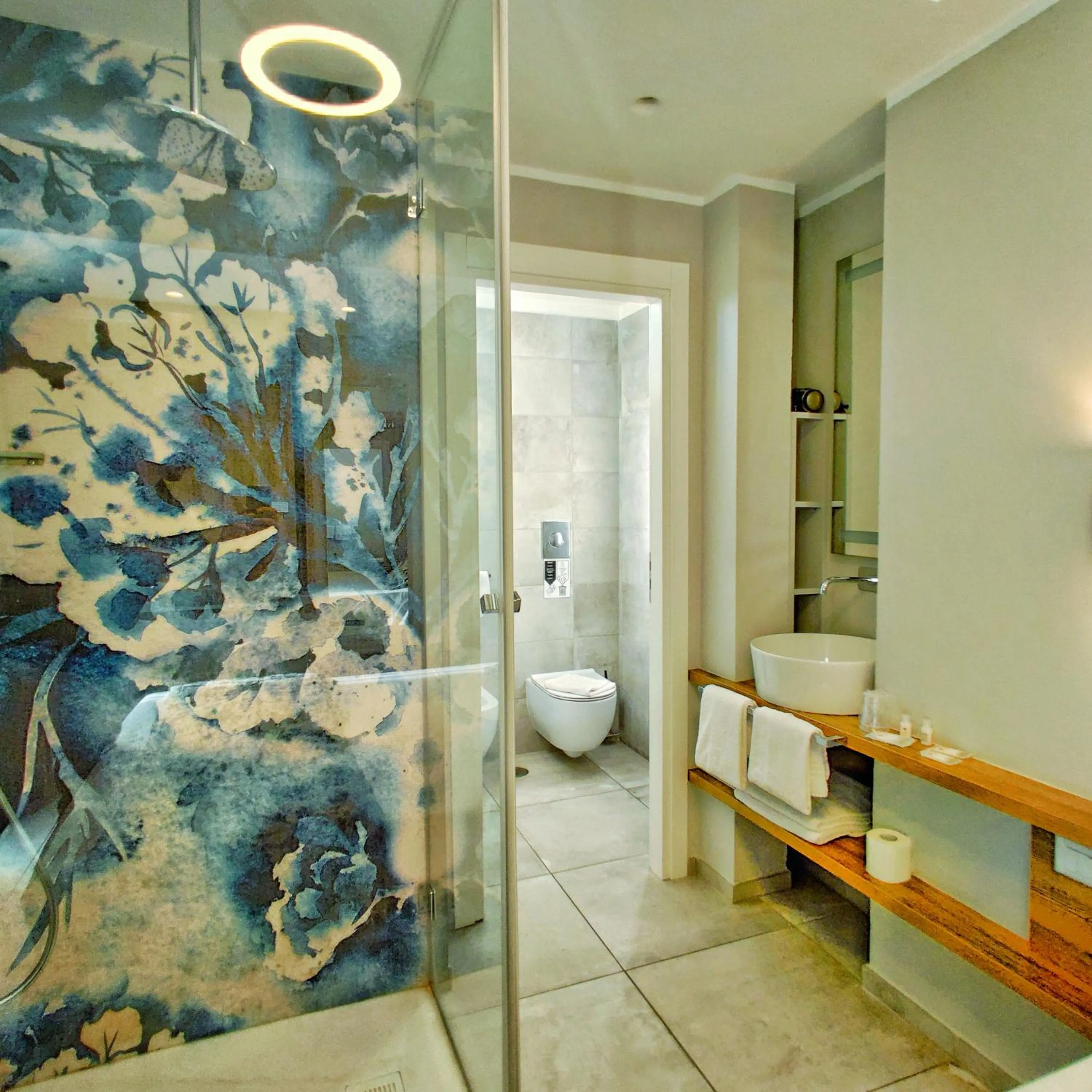 Shower in Piccolo Hotel