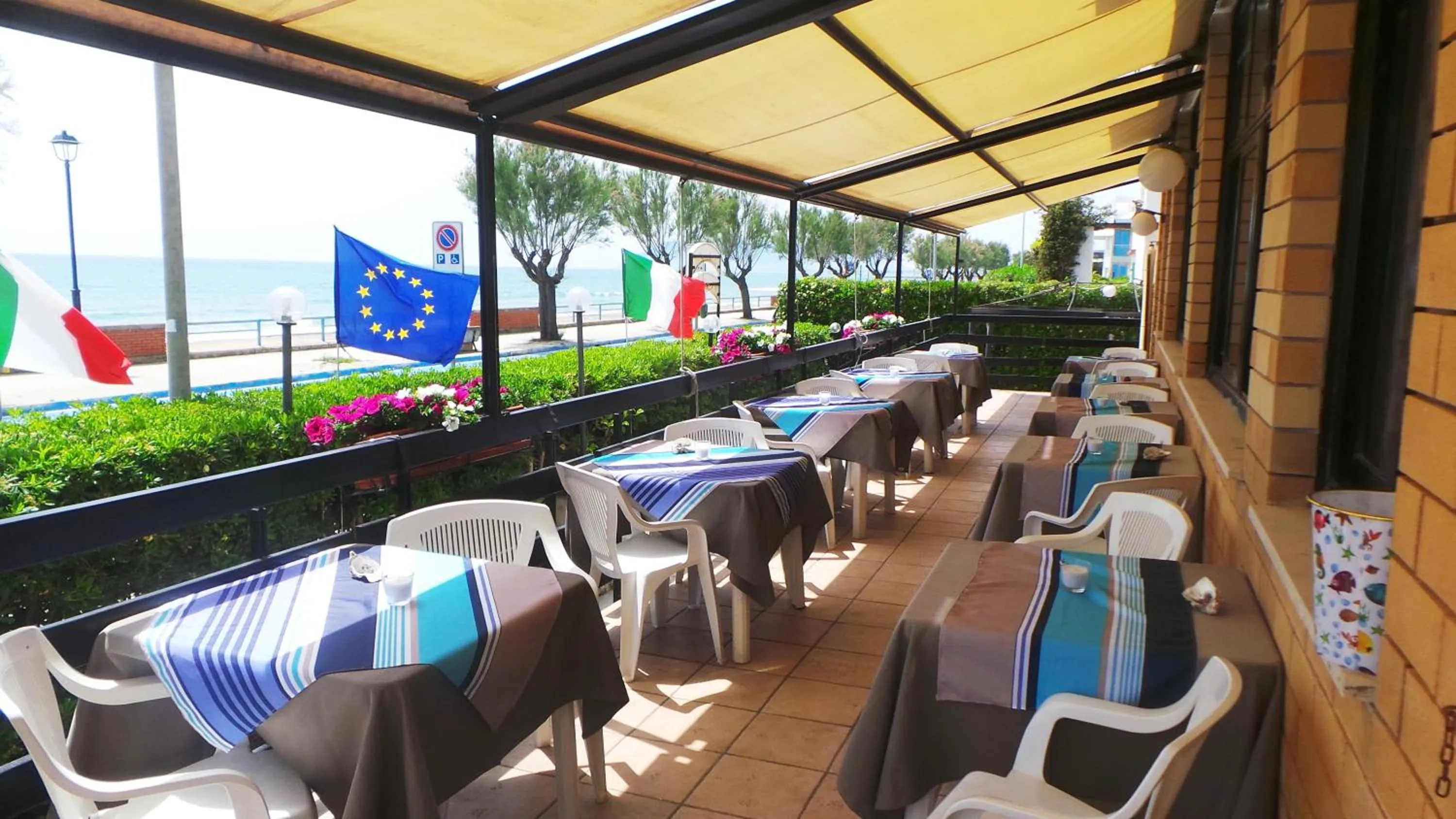 Restaurant/places to eat in Piccolo Hotel